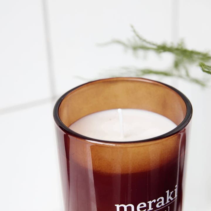 Meraki duftlys brunt glass 12 timer, Nordic pine Meraki