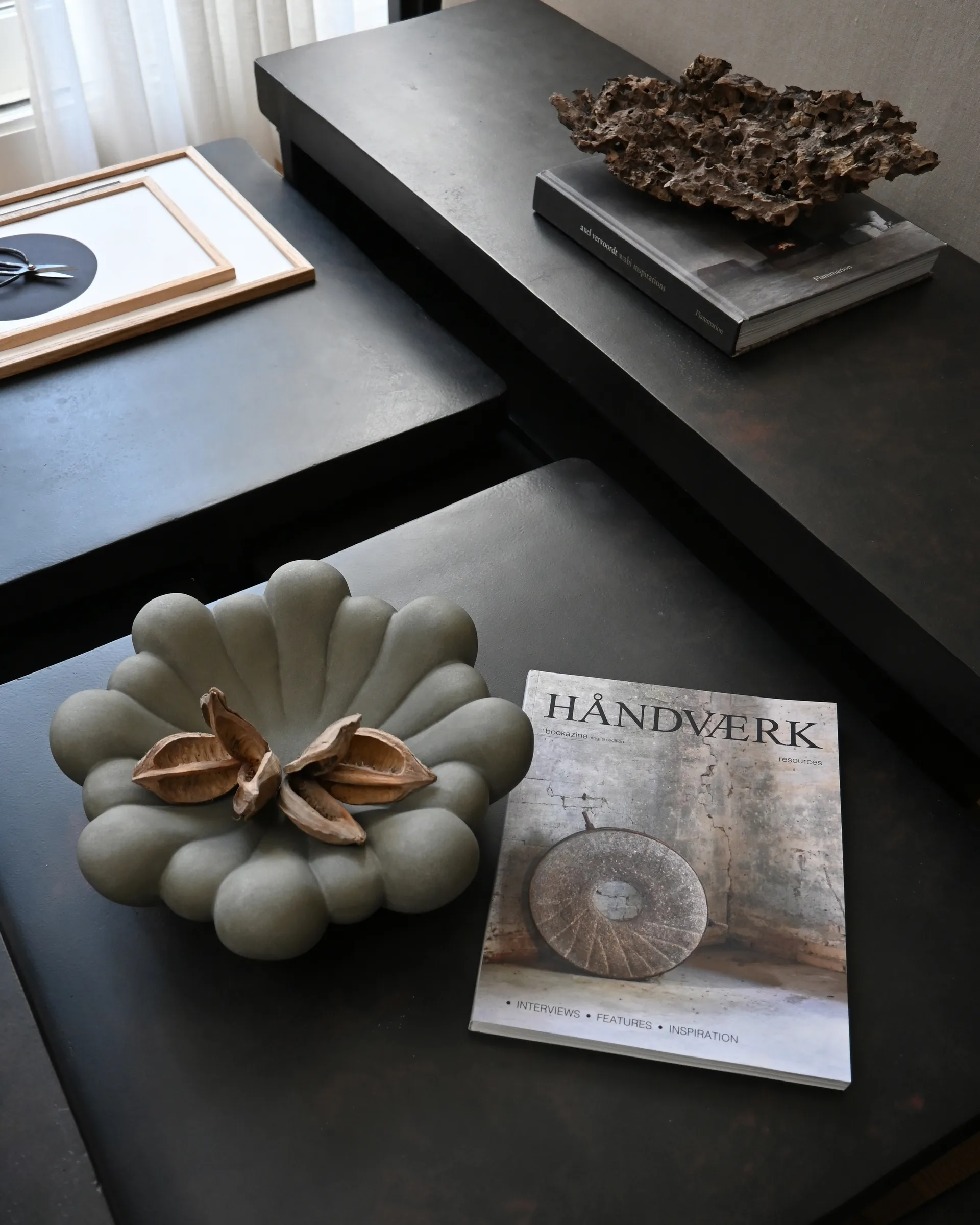 Bloom Tray bolle medio Ø28,5 cm, Dark grey 101 Copenhagen