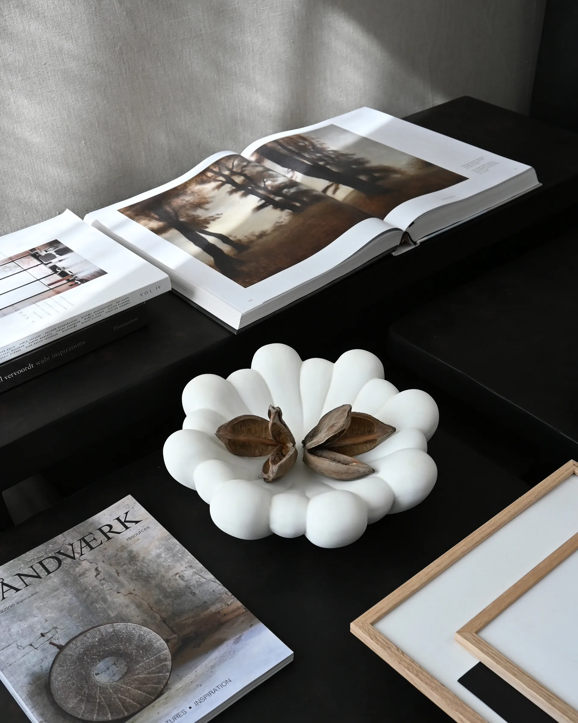 Bloom Tray skål medio Ø28,5 cm, Bone white 101 Copenhagen