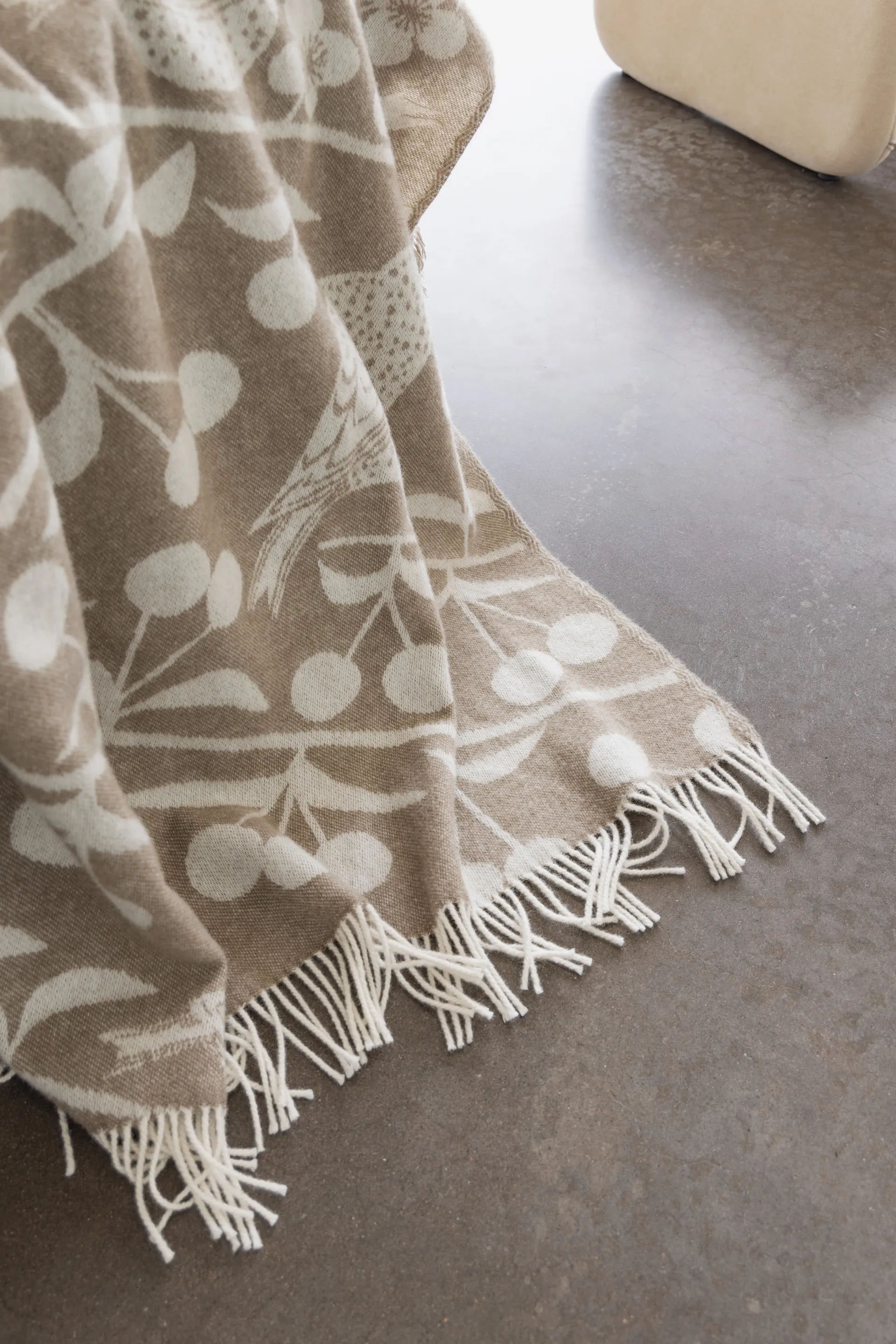 Körsbärsträdgården pledd 130x170 cm, Brun-offwhite Almedahls