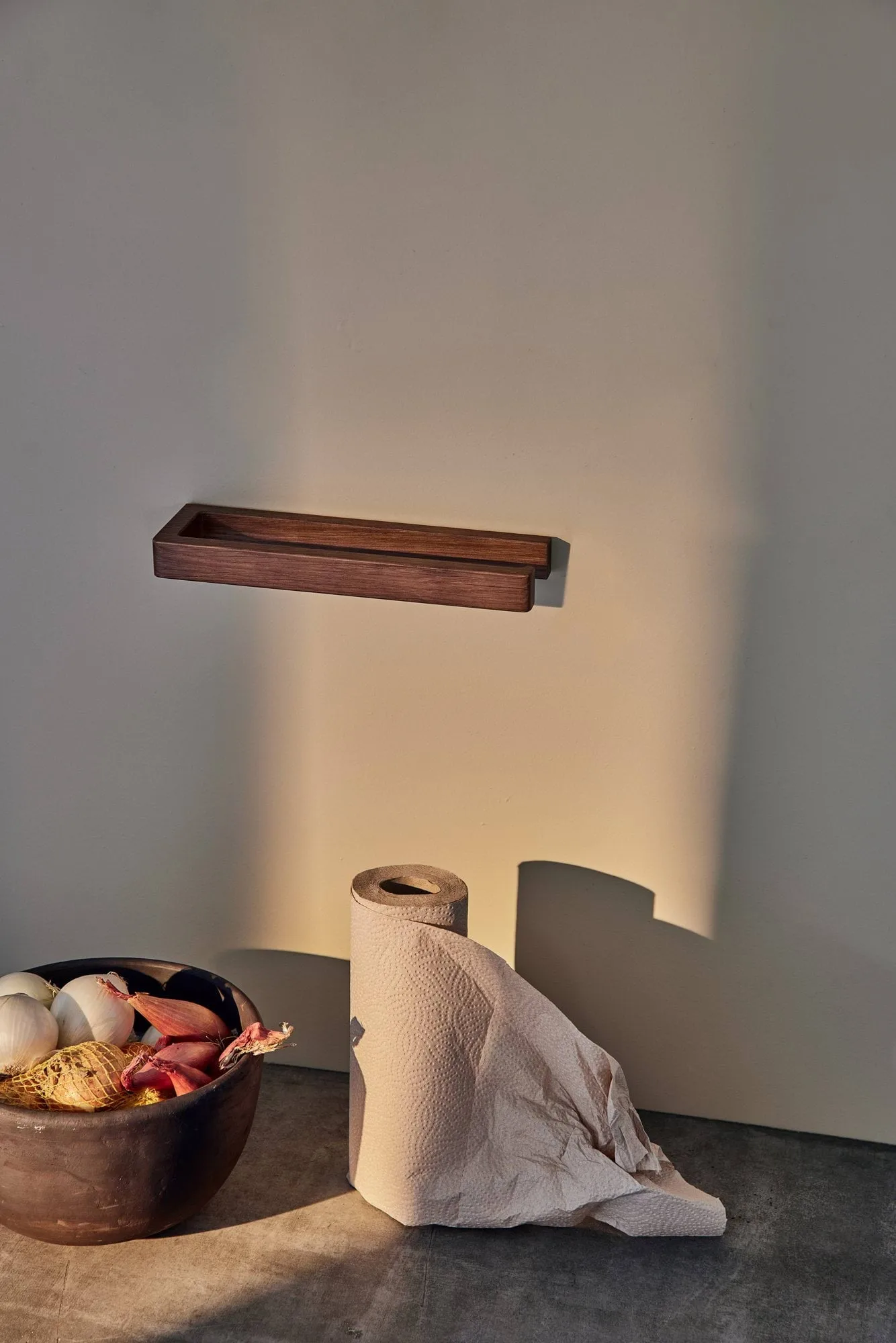 Andersen kjøkkenpapirholder 2, Lakkert ask Andersen Furniture