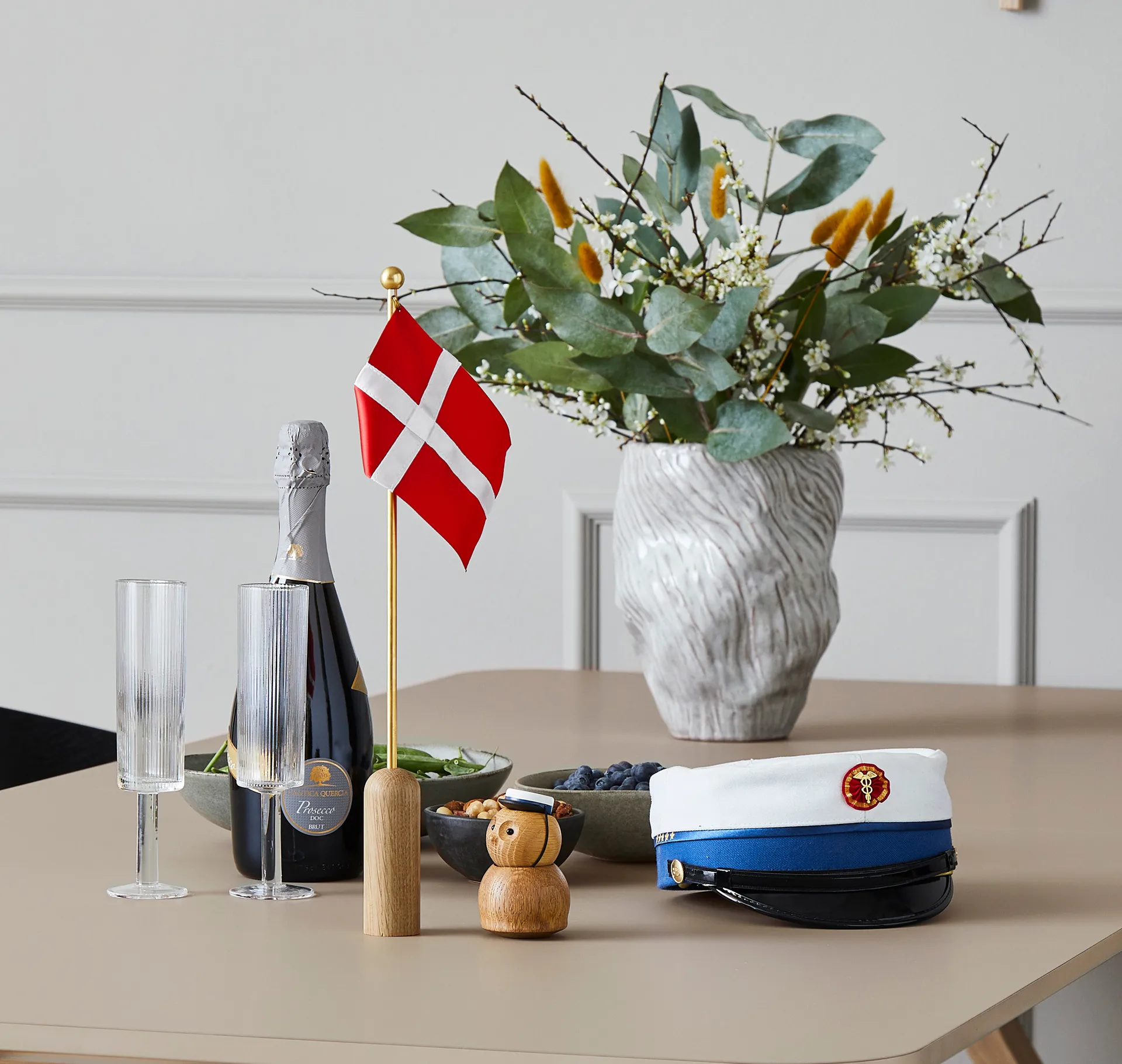 Celebrating Denmark flagg 40 cm, Oak-brass Andersen Furniture