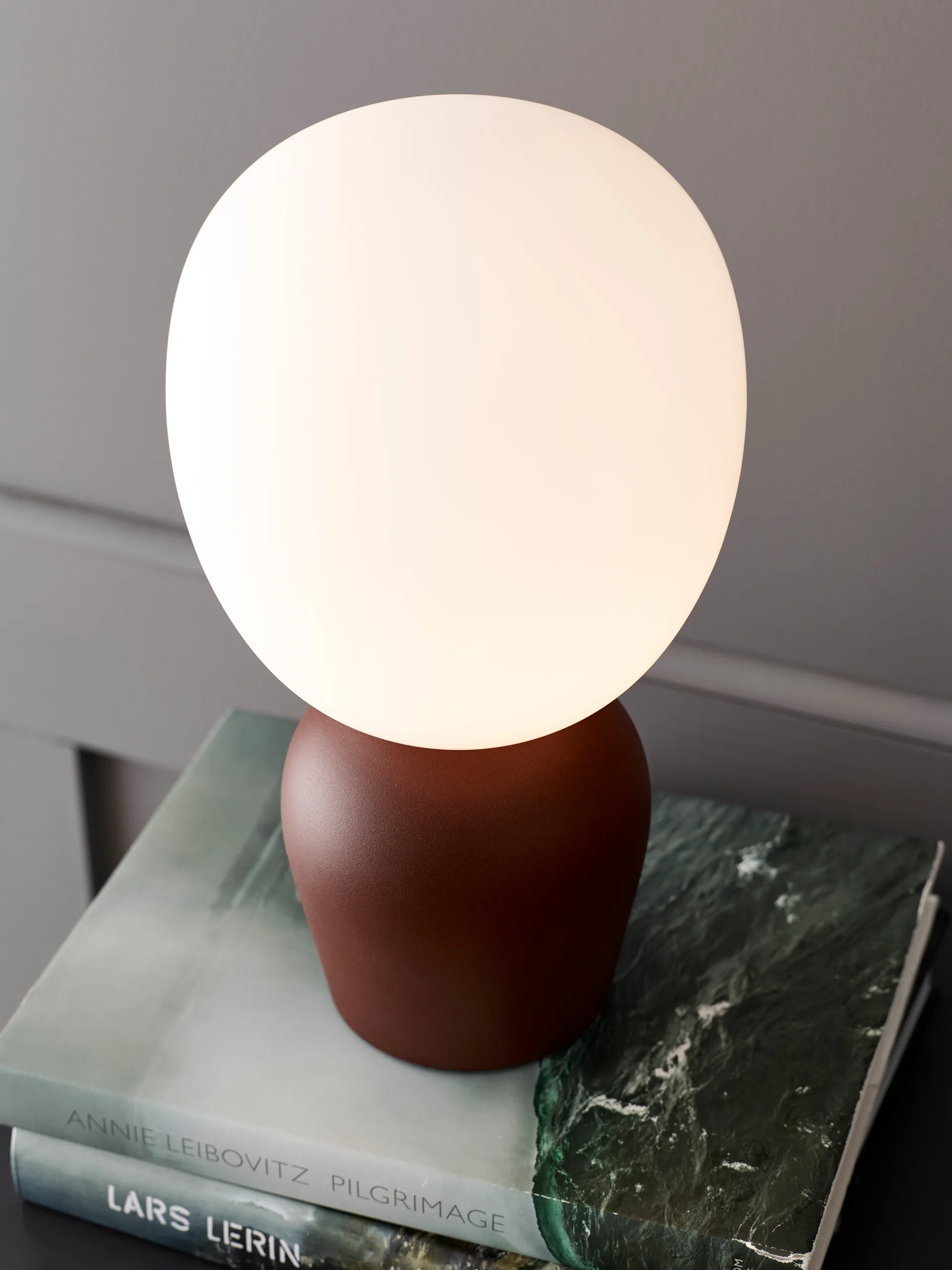 Buddy bordlampe opalglass, Mørk Rust (rødbrun) Belid