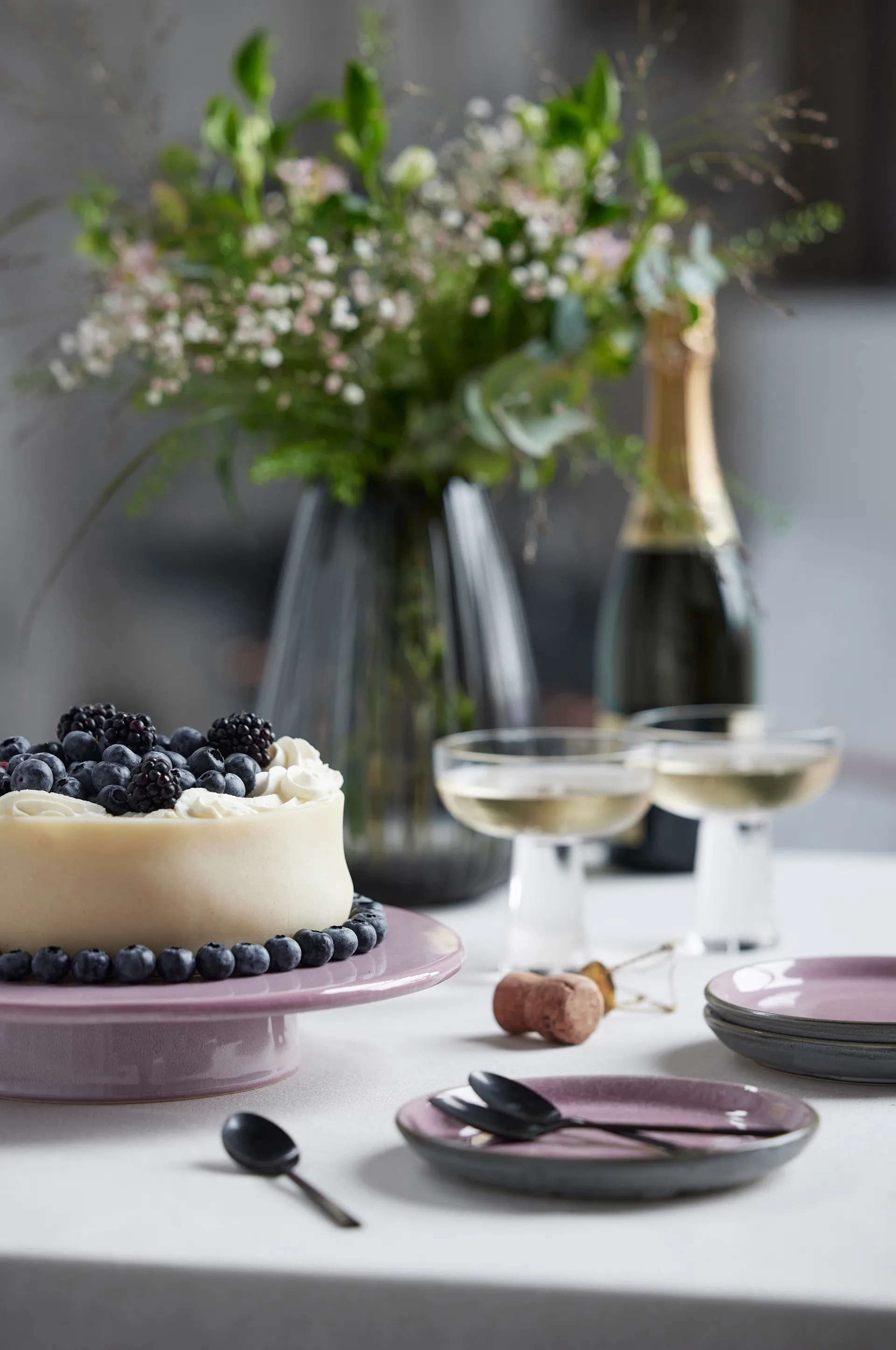 Bitz kakefat på fot Ø 30 cm, Mørkeblå Bitz