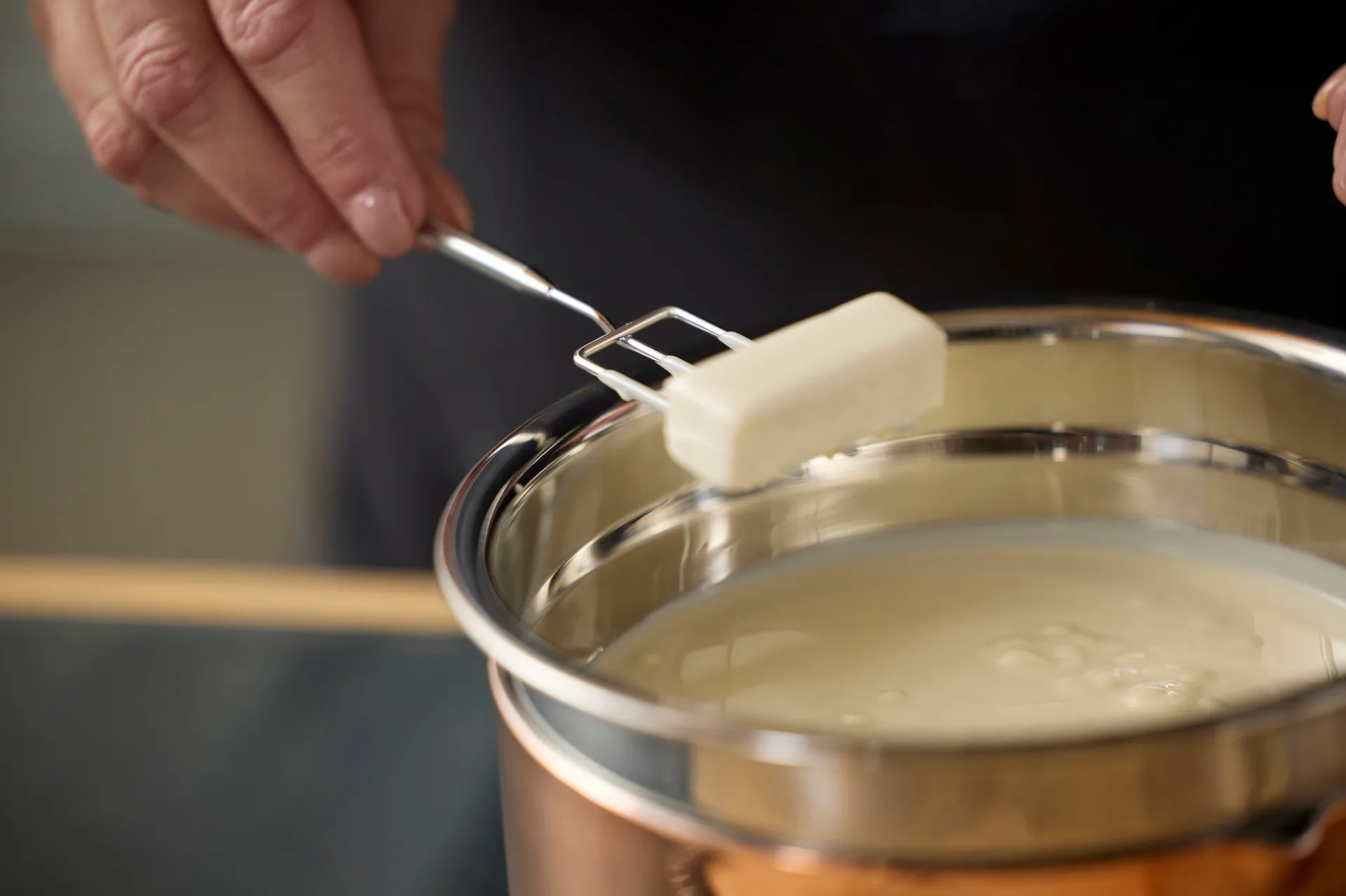 Miksebolle med silikonbunn latte, 1,5 liter Blomsterbergs