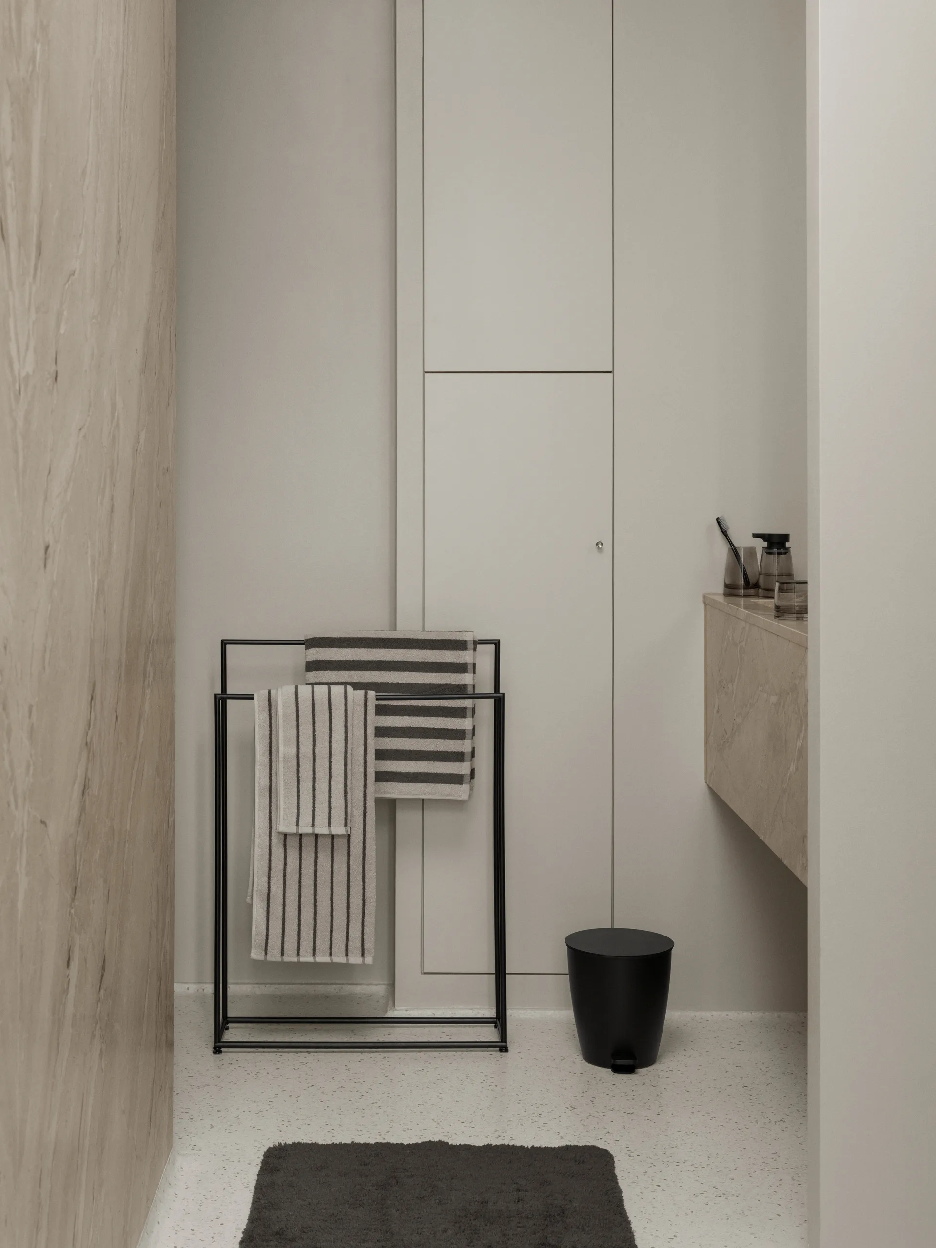 Ava såpepumpe 25 cl, Black blomus