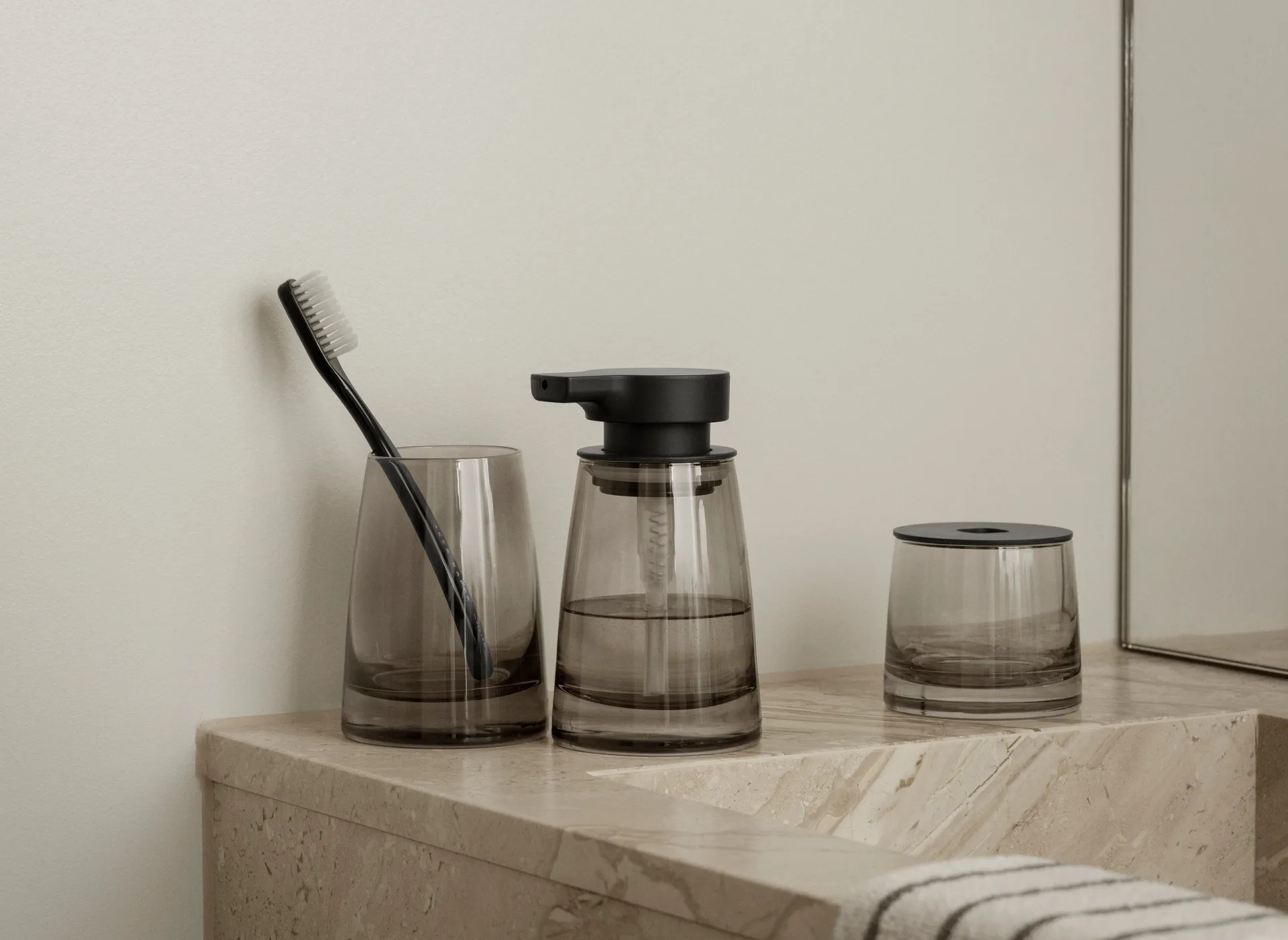 Ava såpepumpe 25 cl, Black blomus