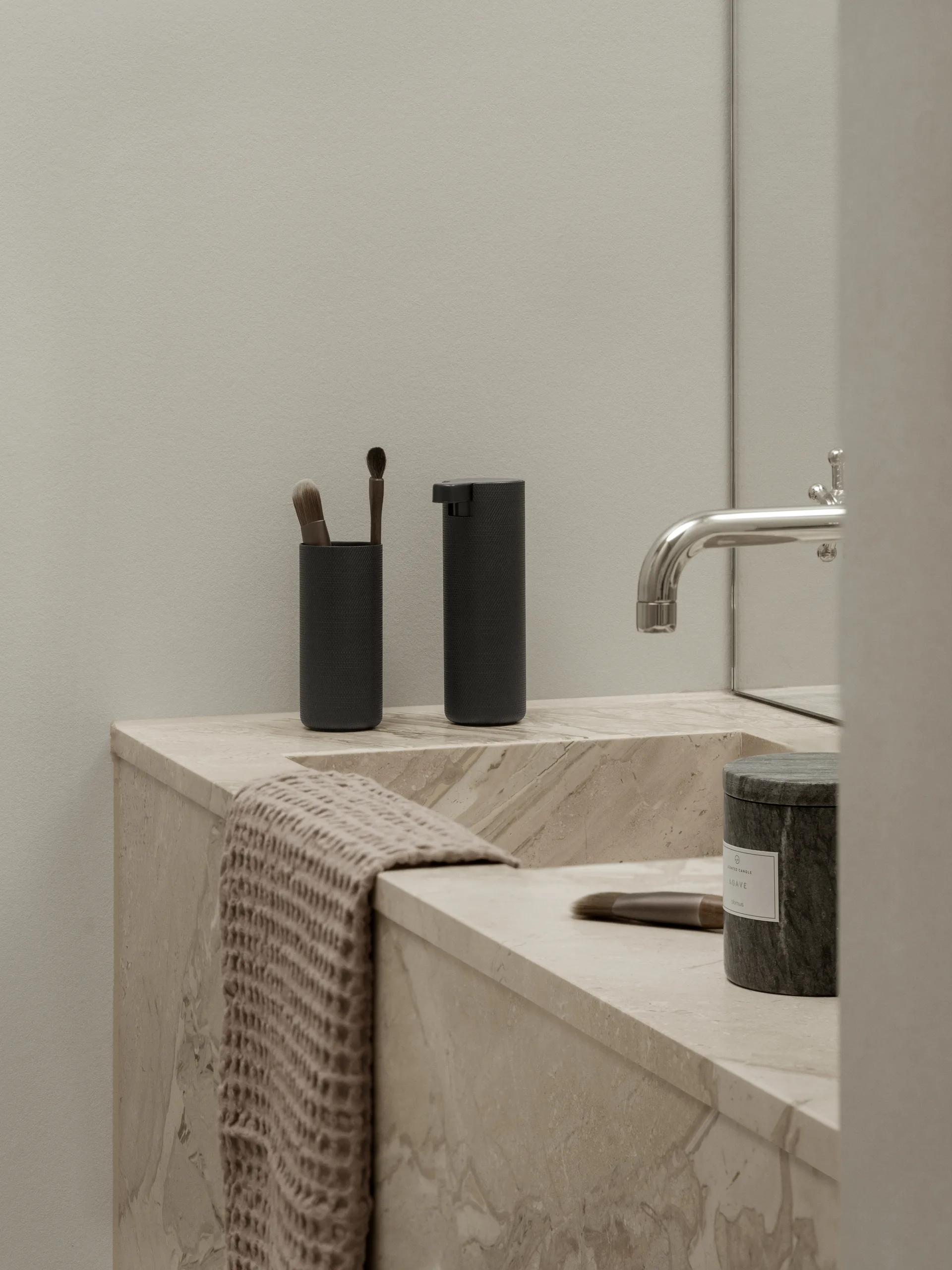 Modo Rof tannbørsteholder, Black, Ø5,5x12 cm blomus