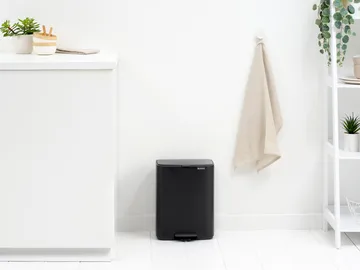 Bo pedalbøtte 12 l - Matt Black - Brabantia