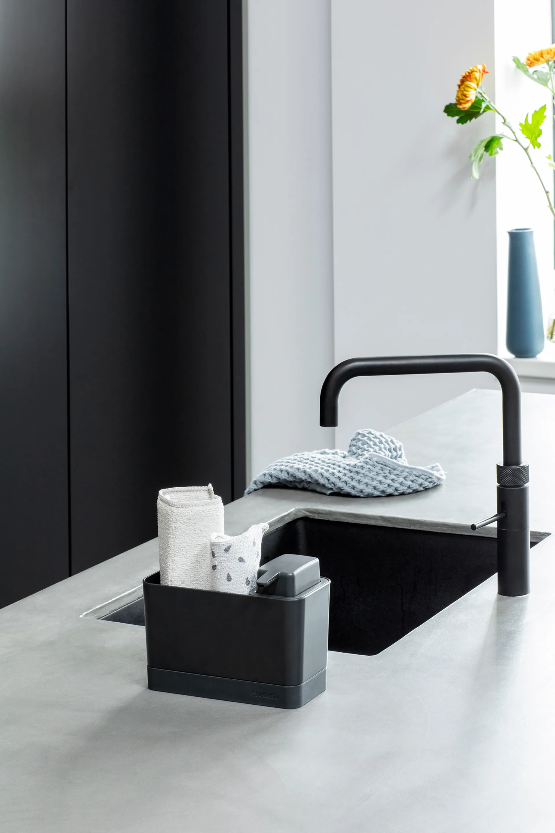Brabantia oppvaskorganiserer med såpepumpe, Mørkegrå Brabantia