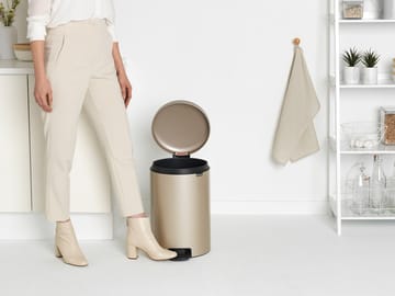 New Icon pedalbøtte 20 liter - Metallic Gold - Brabantia