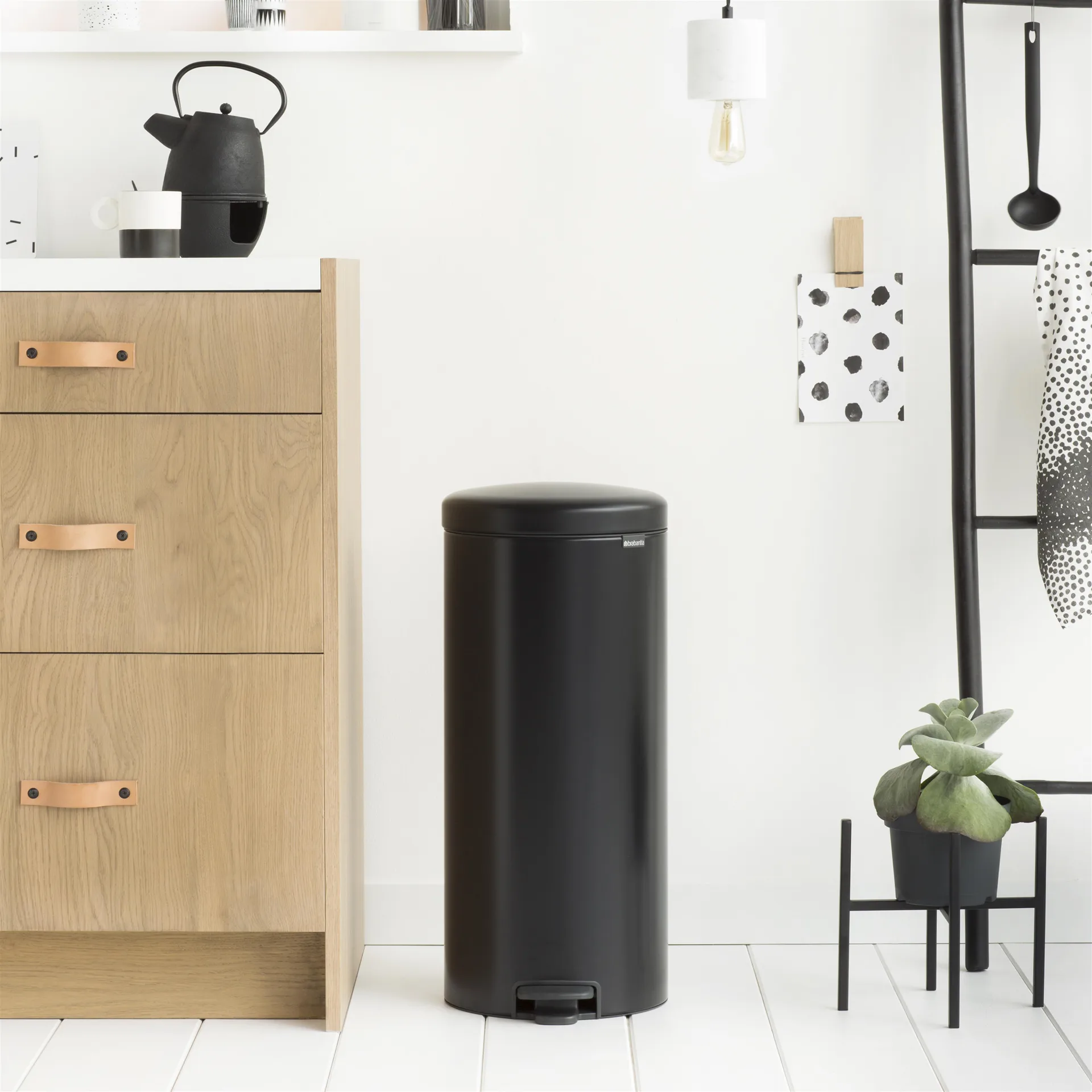New Icon pedalbøtte 30 liter, matt black (svart) Brabantia