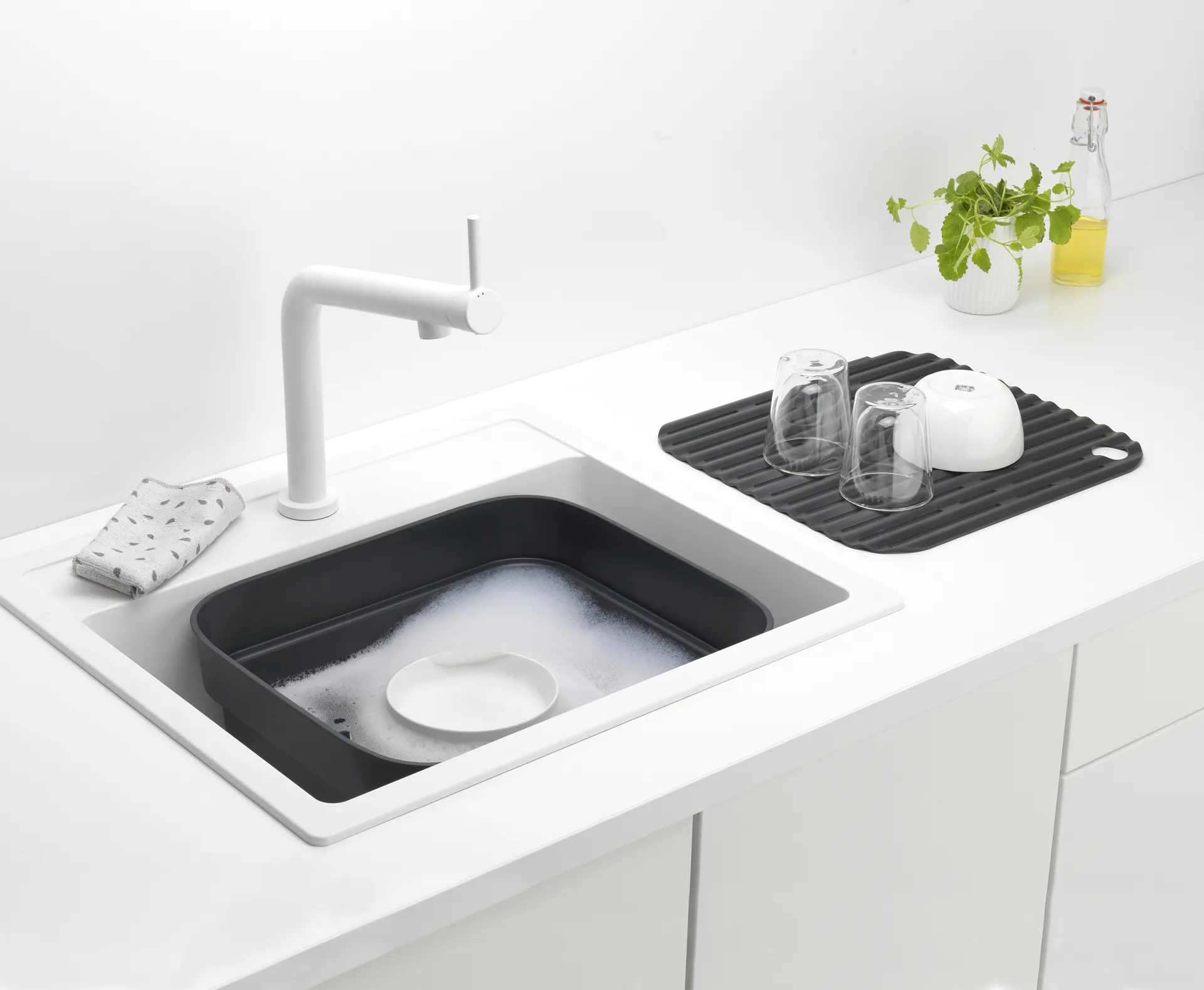 Sinkside oppvaskbalje med tørkebrett 34 x 37 cm, Mørkegrå Brabantia