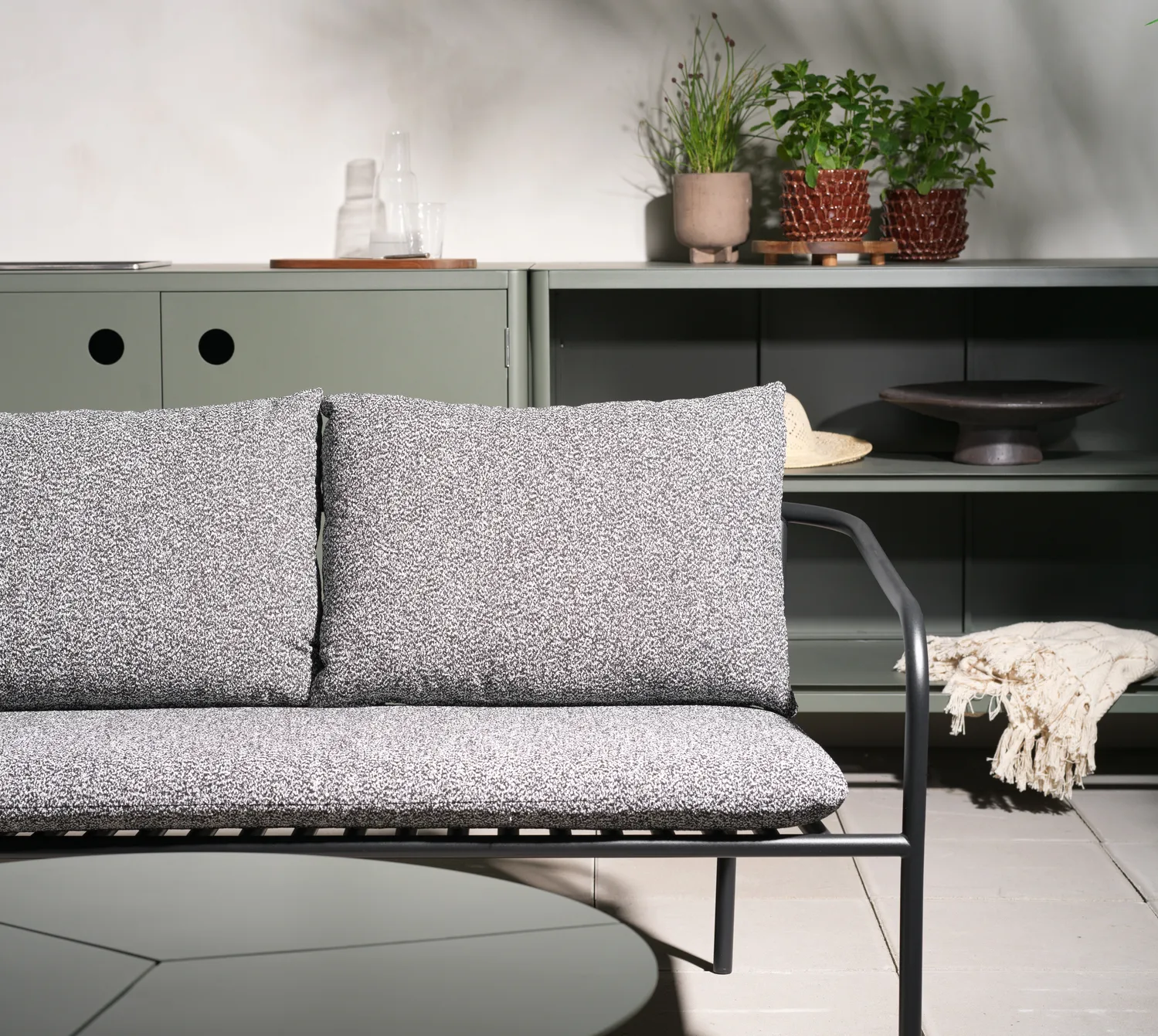 Kelia utekjøkken benk med hyller, Nordic green, 121x91x64 cm Brafab