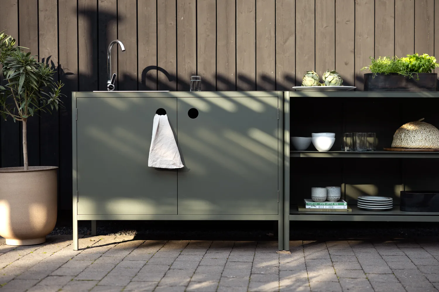 Kelia utekjøkken benk med hyller, Nordic green, 121x91x64 cm Brafab