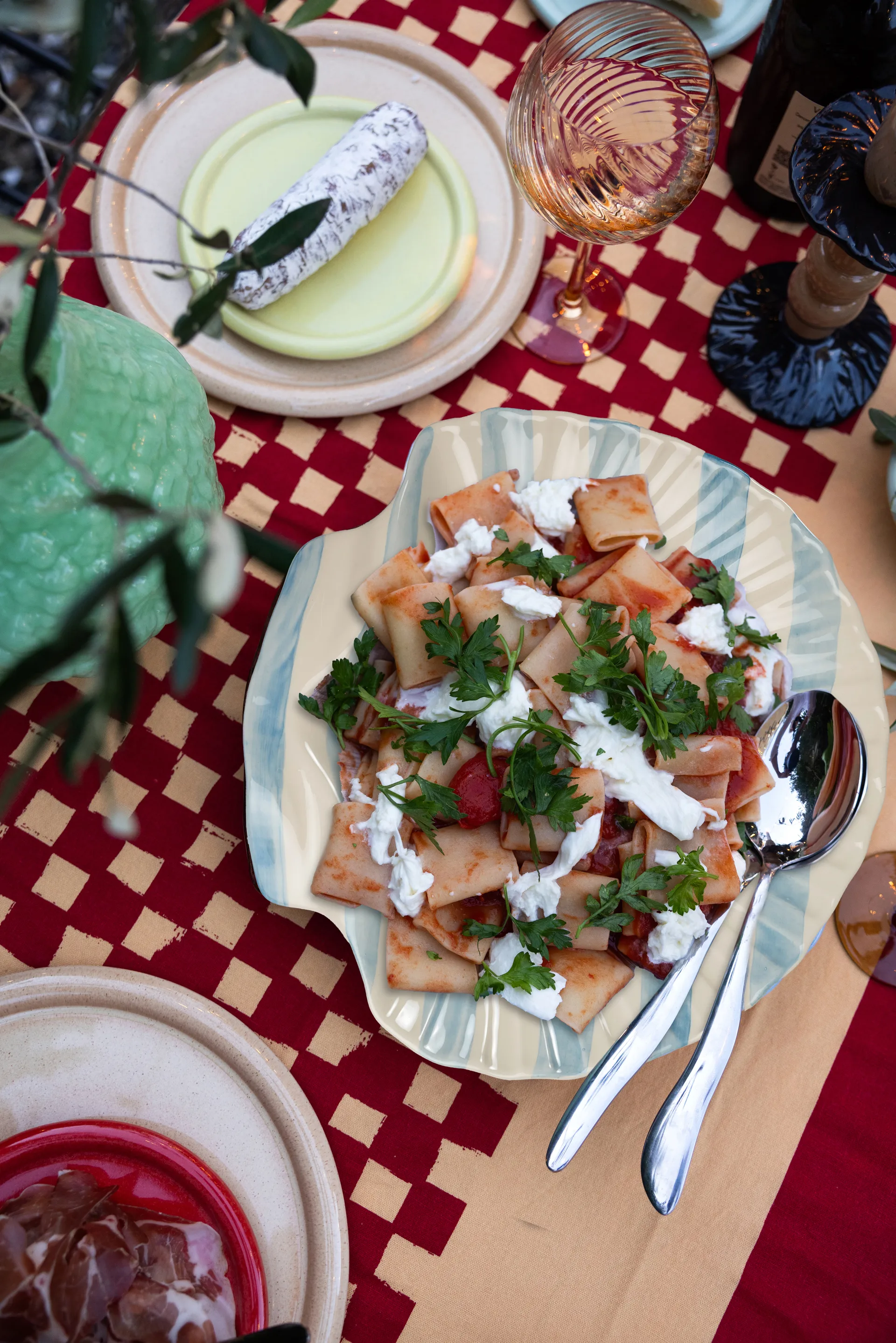 Armona stripe serveringsfat 32x32,5 cm, Lys blå-hvit Byon