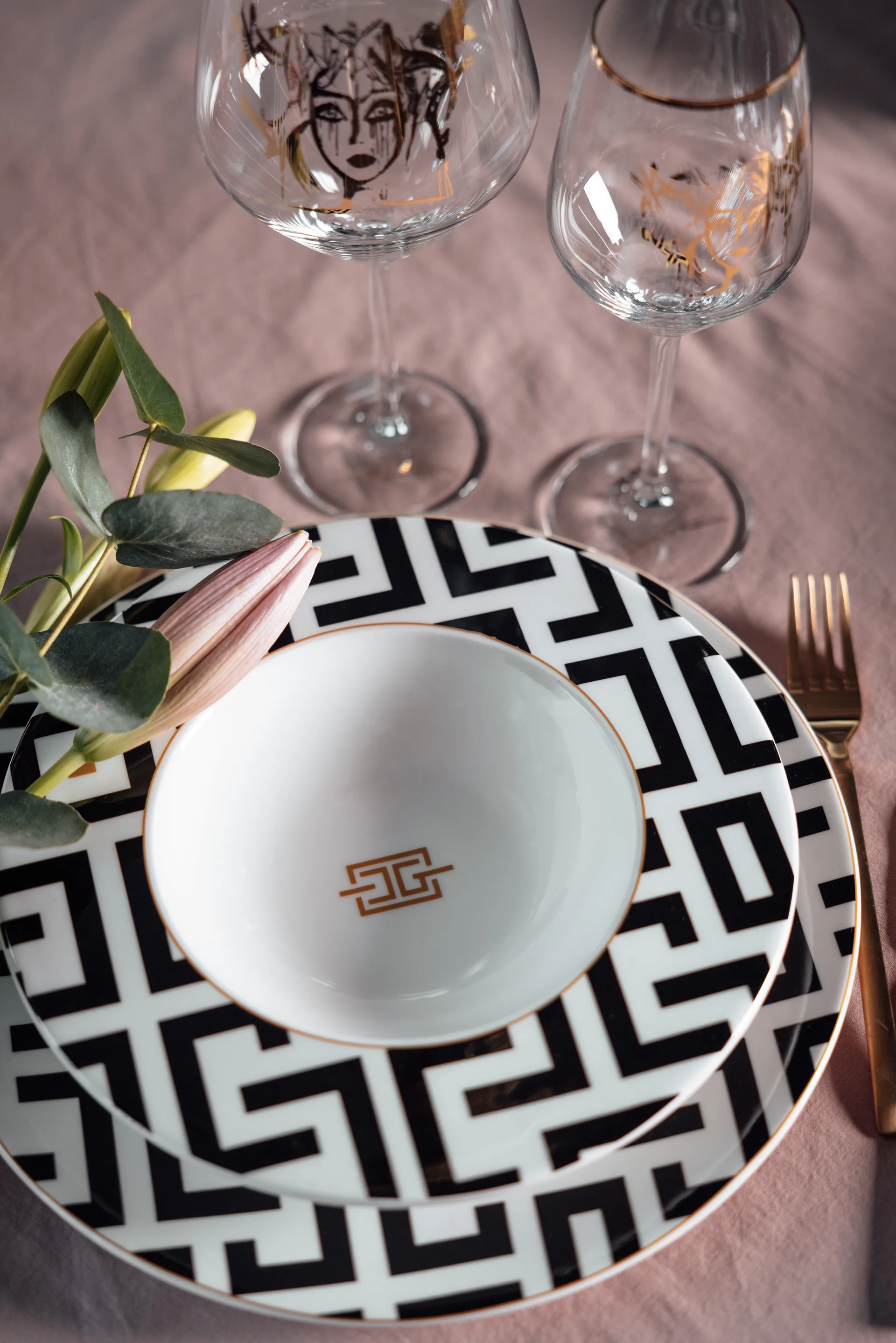 DECO dyp tallerken Ø 24,5 cm, Hvit-svart Carolina Gynning