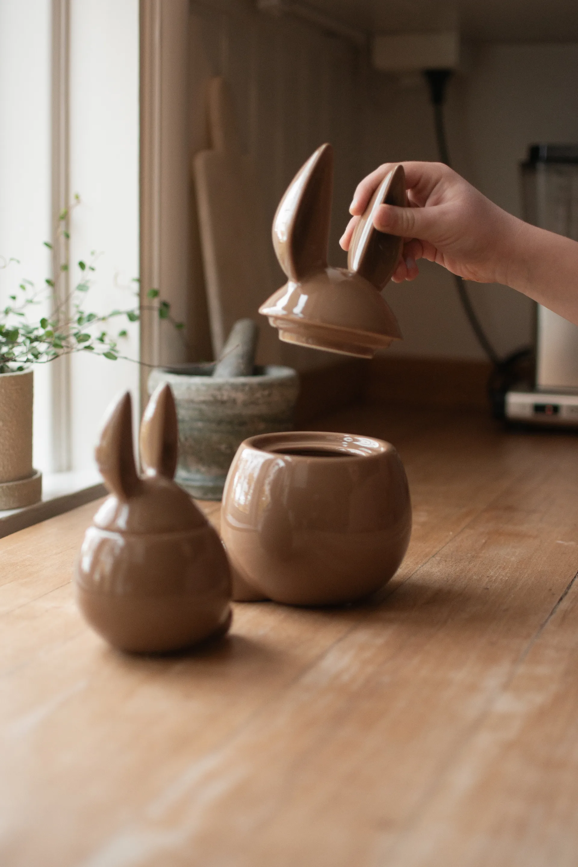 DBKD Eating Rabbit, bolle stor, Shiny nougat DBKD