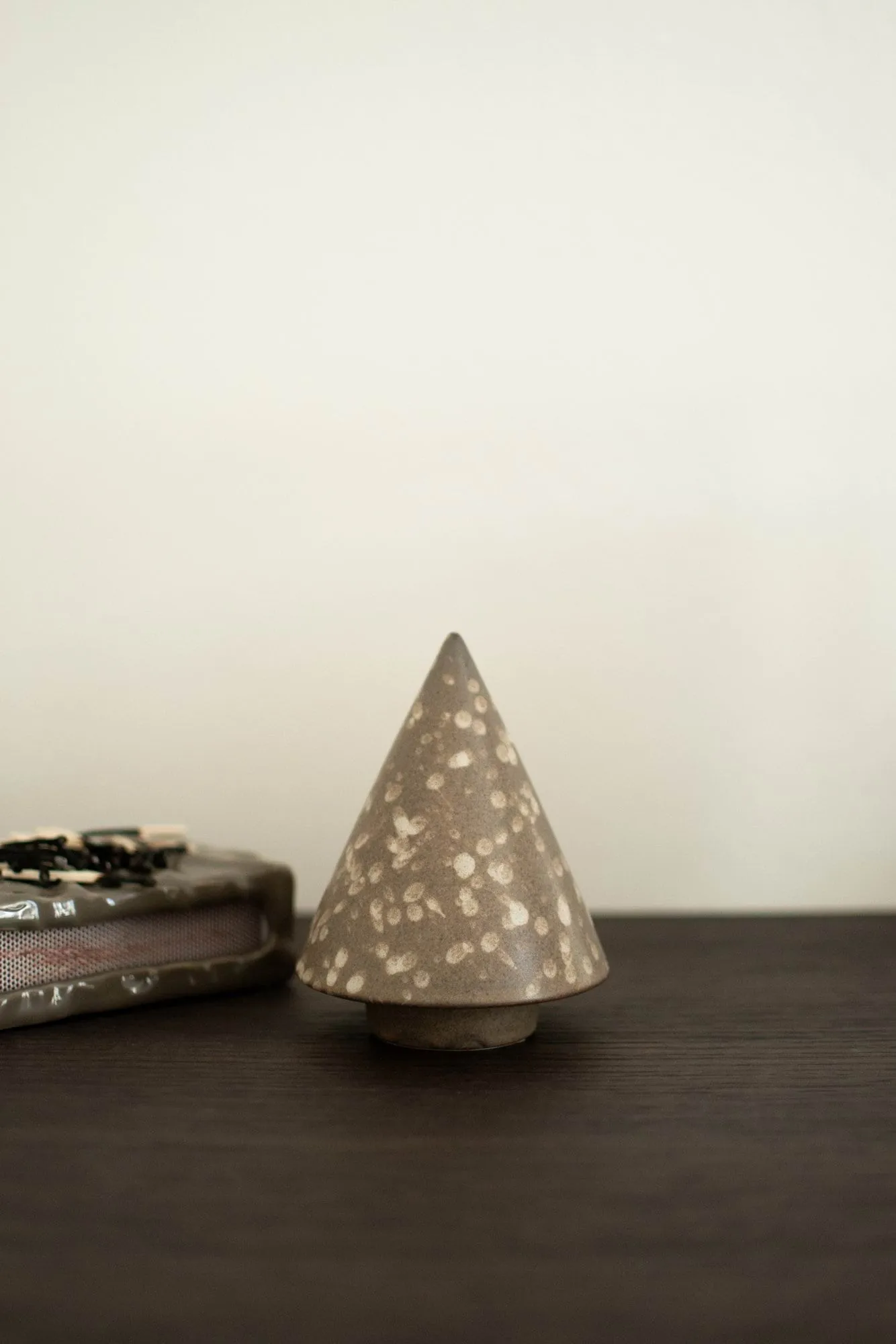 Peak tre dekorasjonsdetalj, Brown dot, Ø9 cm DBKD