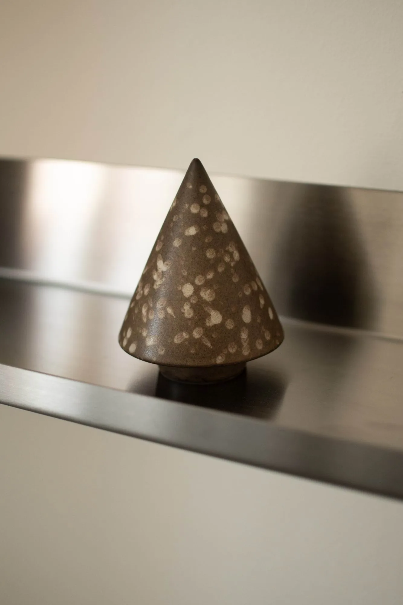 Peak tre dekorasjonsdetalj, Brown dot, Ø9 cm DBKD