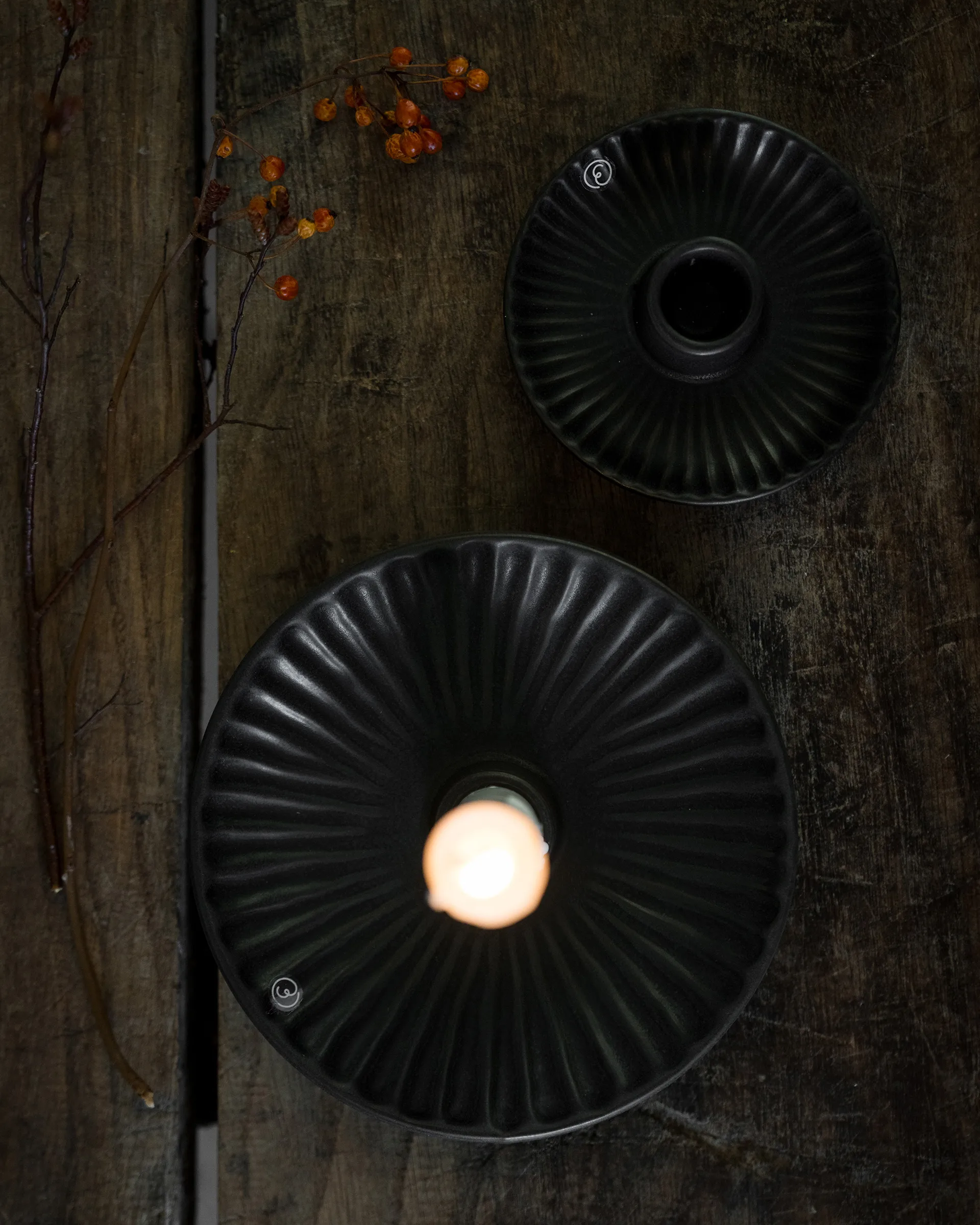 Ernst lysestake Ø10,5x3,5 cm, Svart ERNST