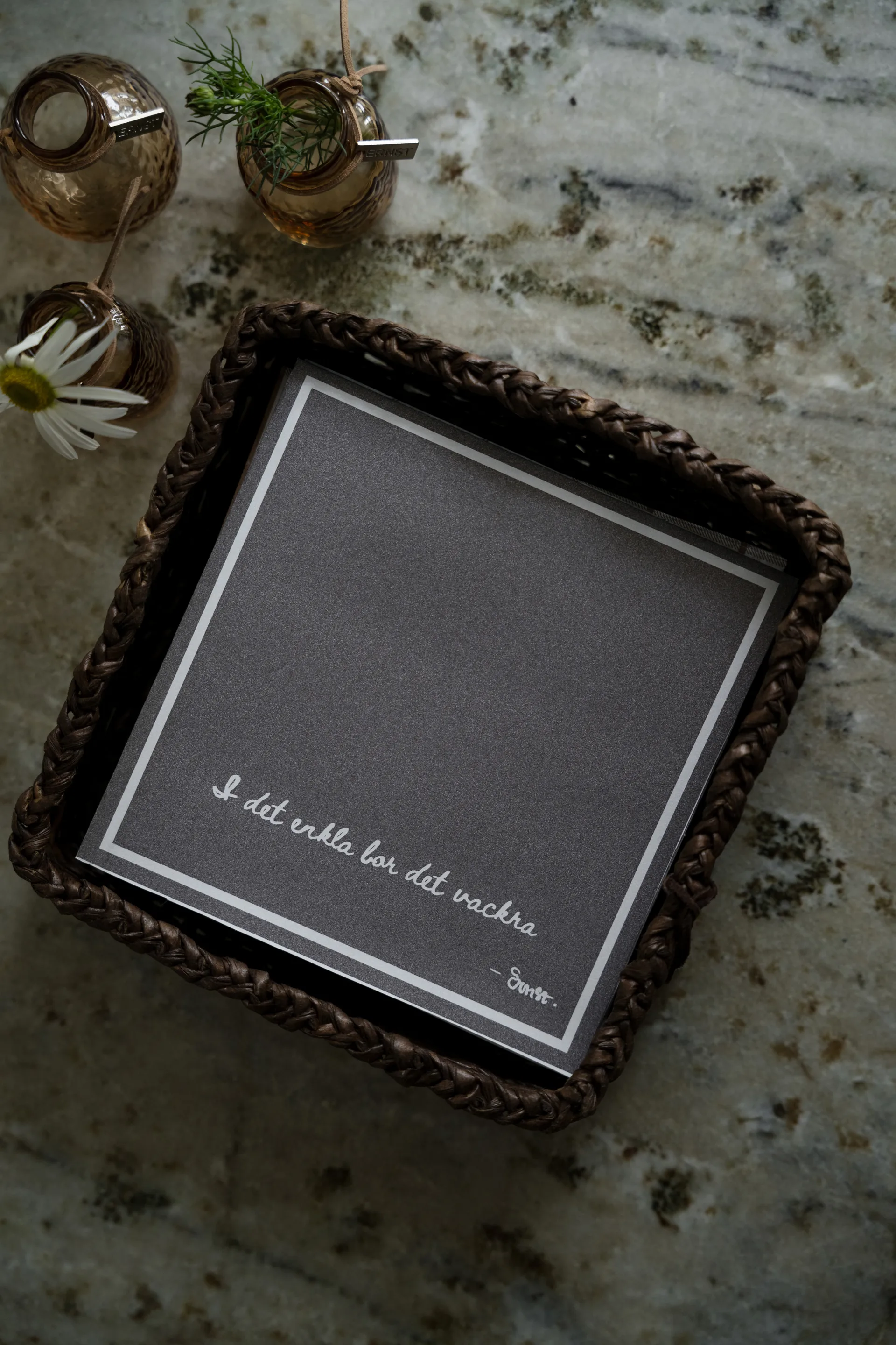 Ernst serviett med sitat - I det enkla 20 stk., Gråbrun ERNST