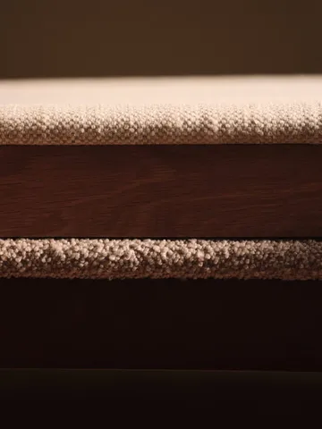 Boda karmstol - Polstret sete soft bouclé, dark stained beech-natural - Ferm Living