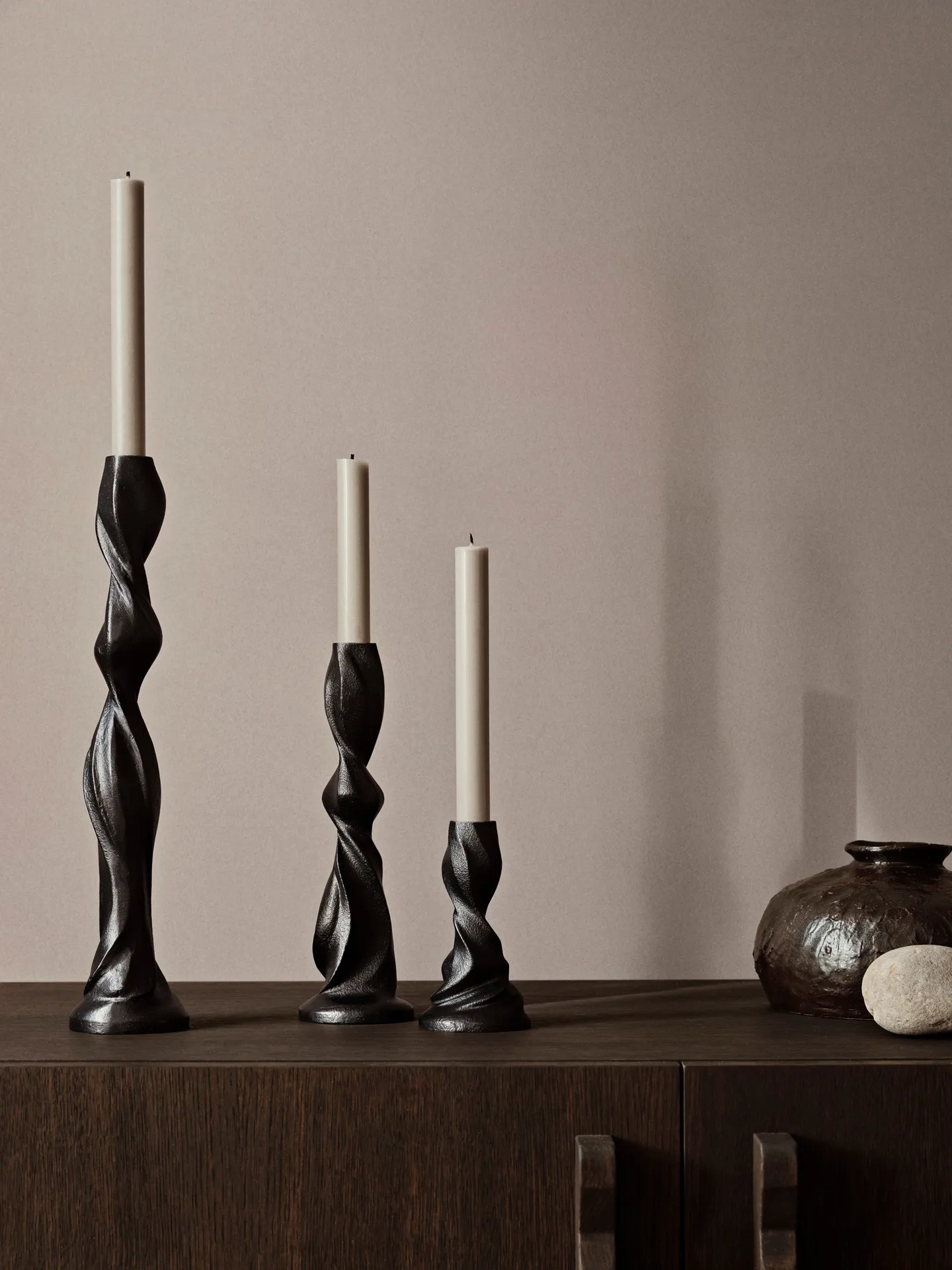 Gale lysestake 38 cm, Blackened Aluminium Ferm Living
