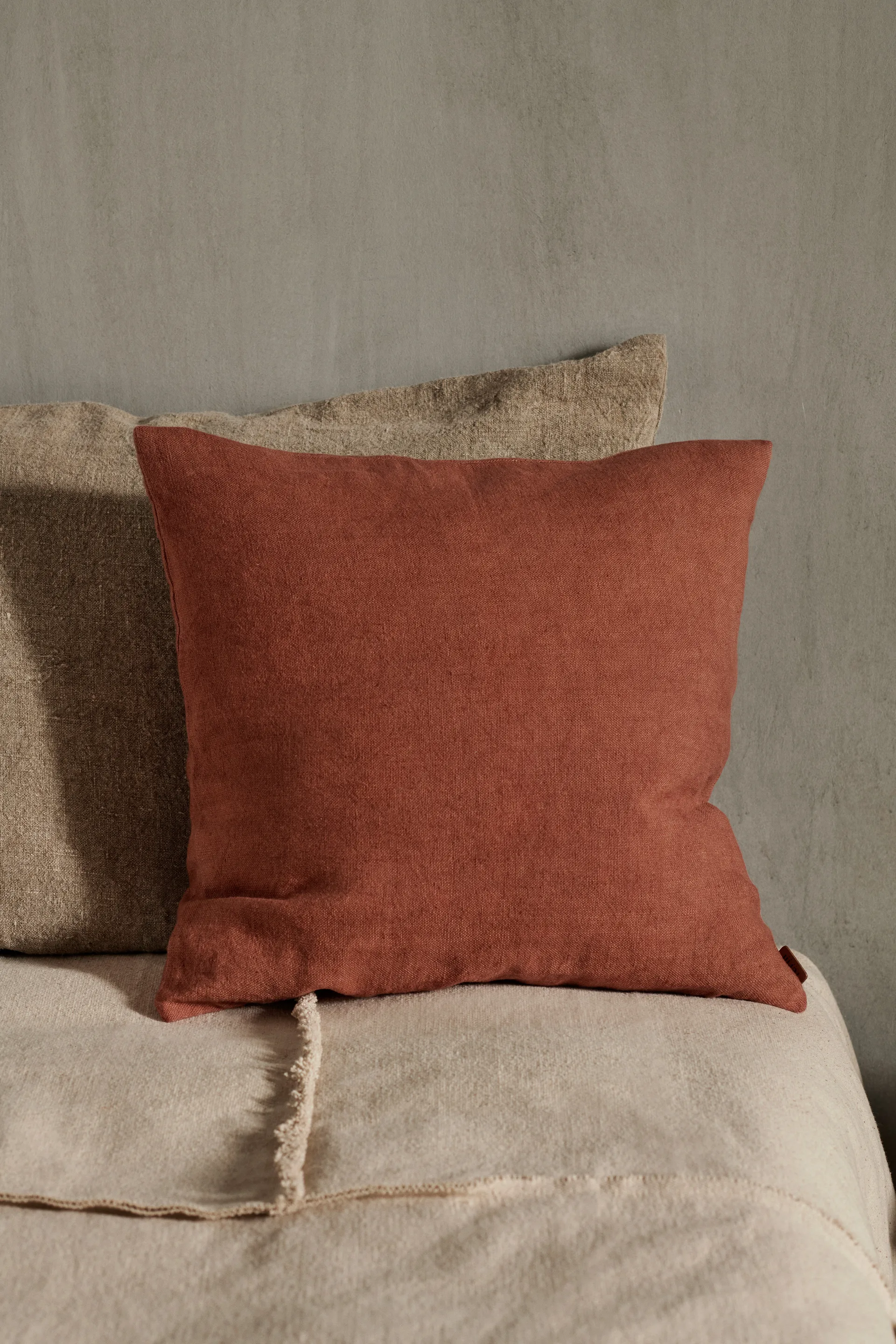 Heavy Lin pute 50 x 50 cm, Berry Red Ferm Living