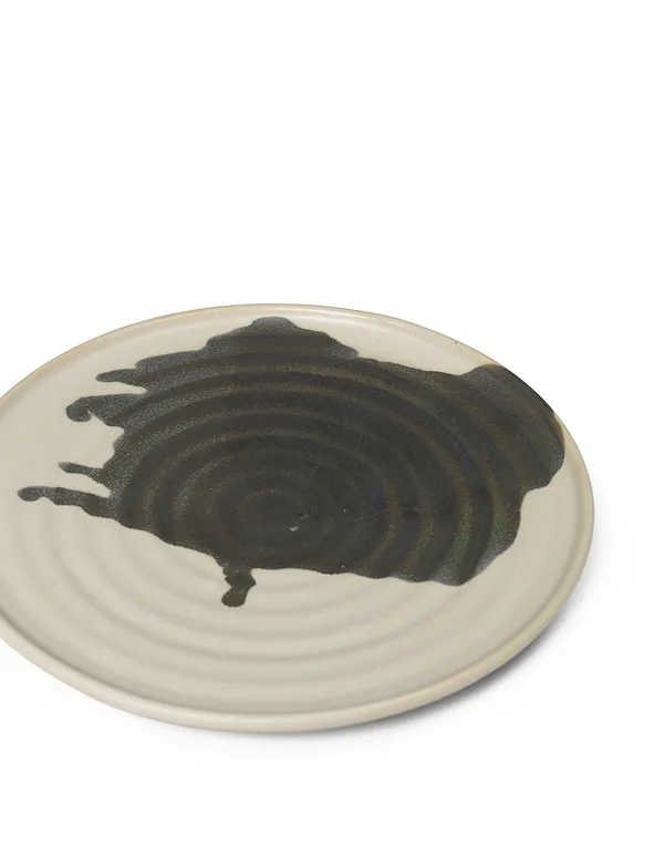 Omhu asjett ⌀21, off white-charcoal Ferm Living