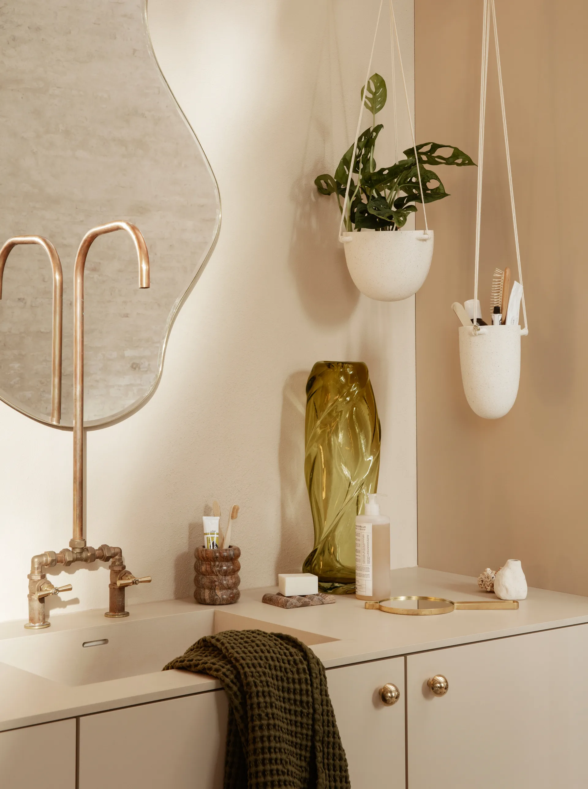 Pond speil large, Dark chrome Ferm Living