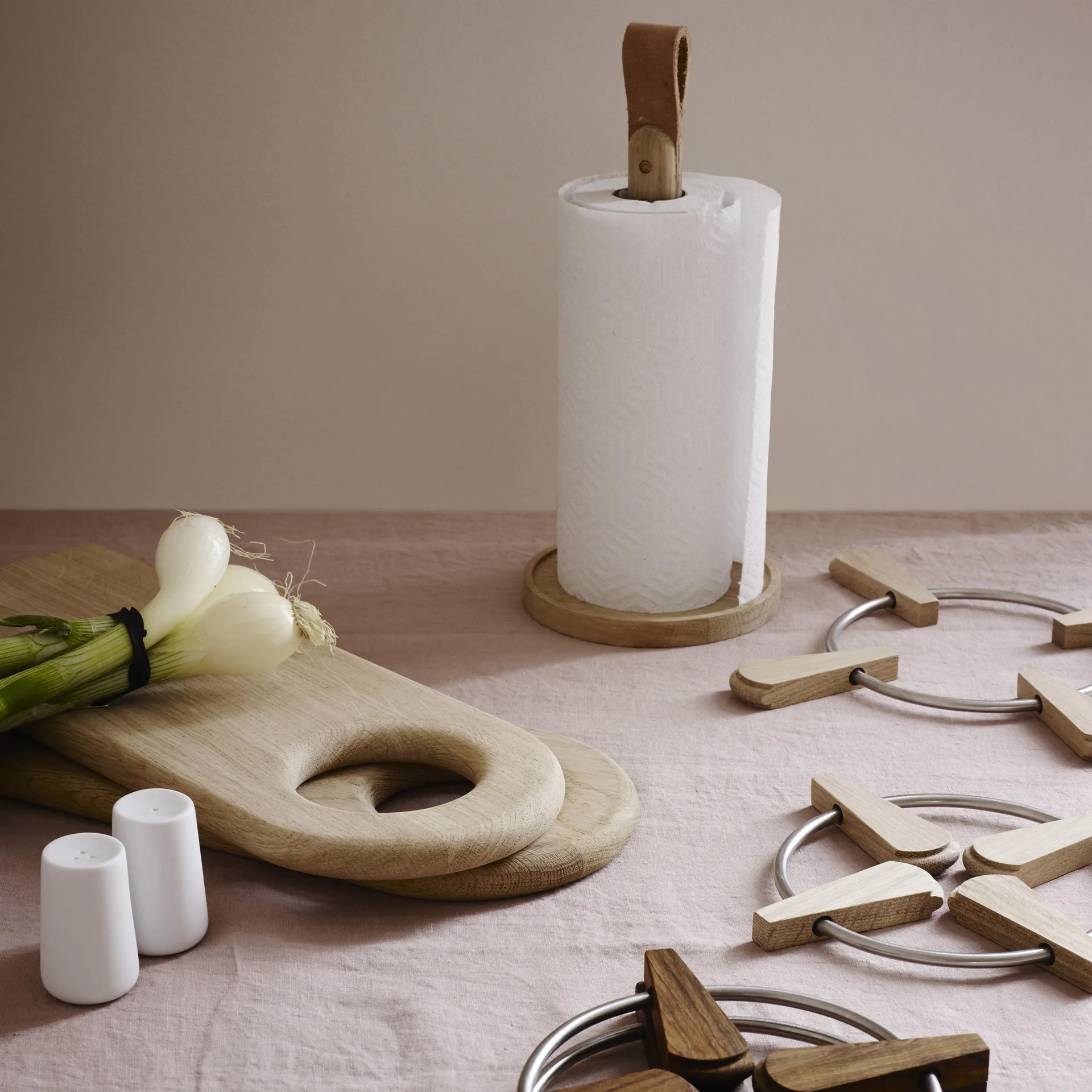 Norr tørkepapirholder, eik Fritz Hansen