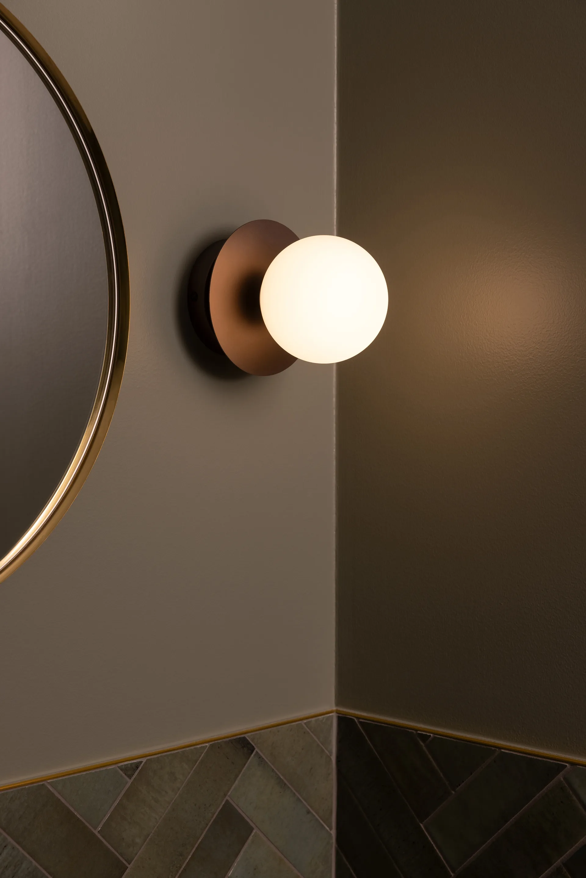 Art Deco taklampe, Bronse-hvit Globen Lighting