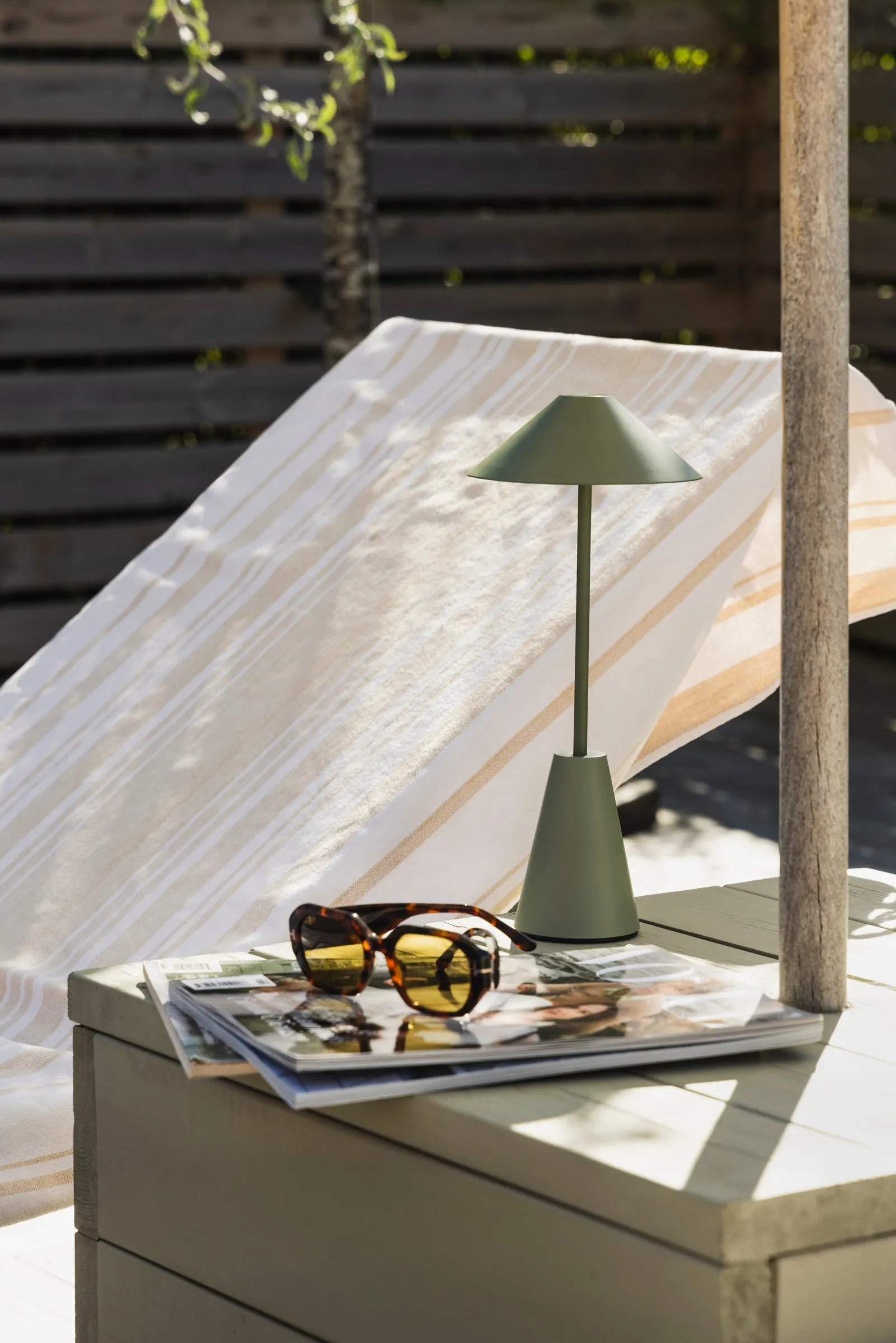 Cannes 32 portabel bordlampe, Mosegrønn Globen Lighting