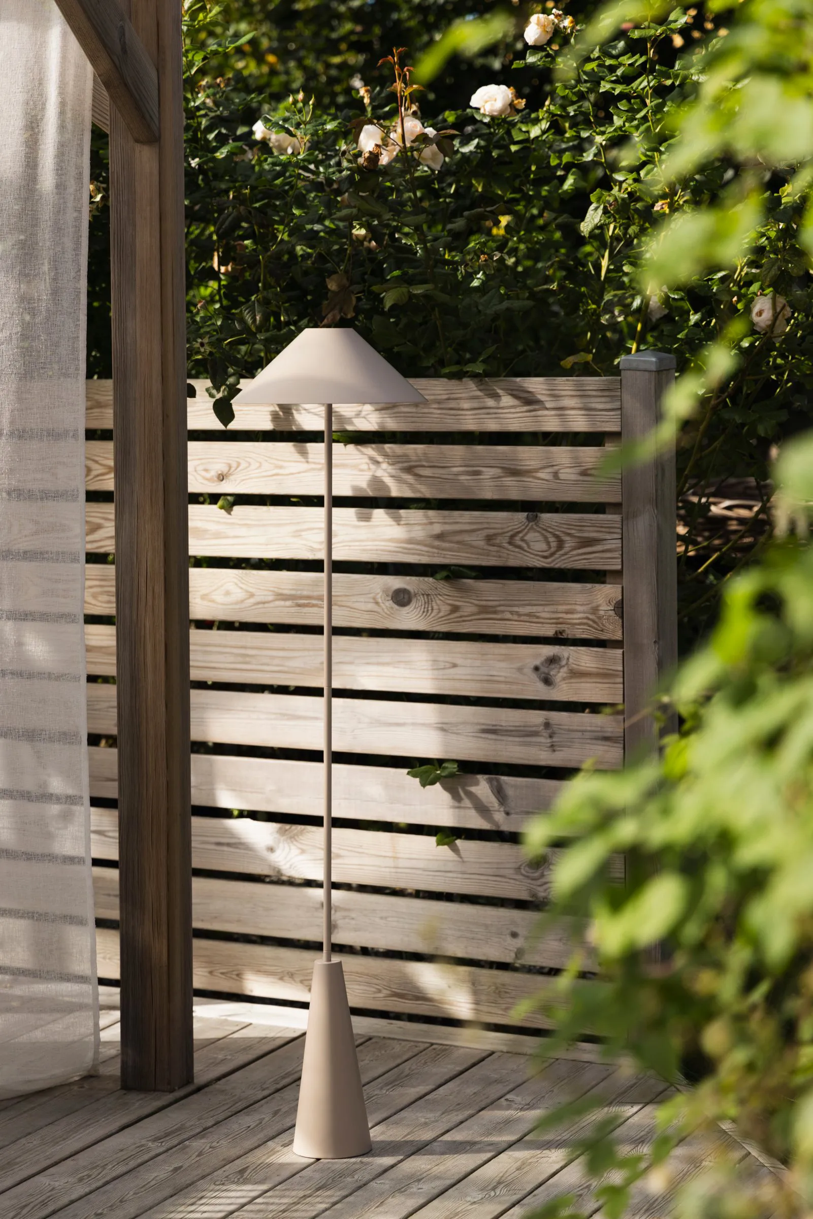 Cannes portabel gulvlampe, Mud Globen Lighting