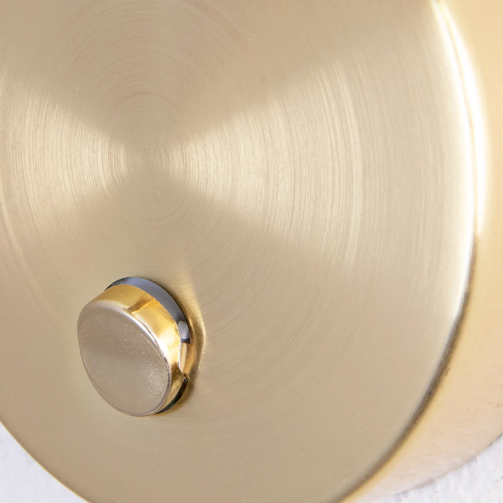 Clark 1 vegglampe, Svart-børstet messing Globen Lighting