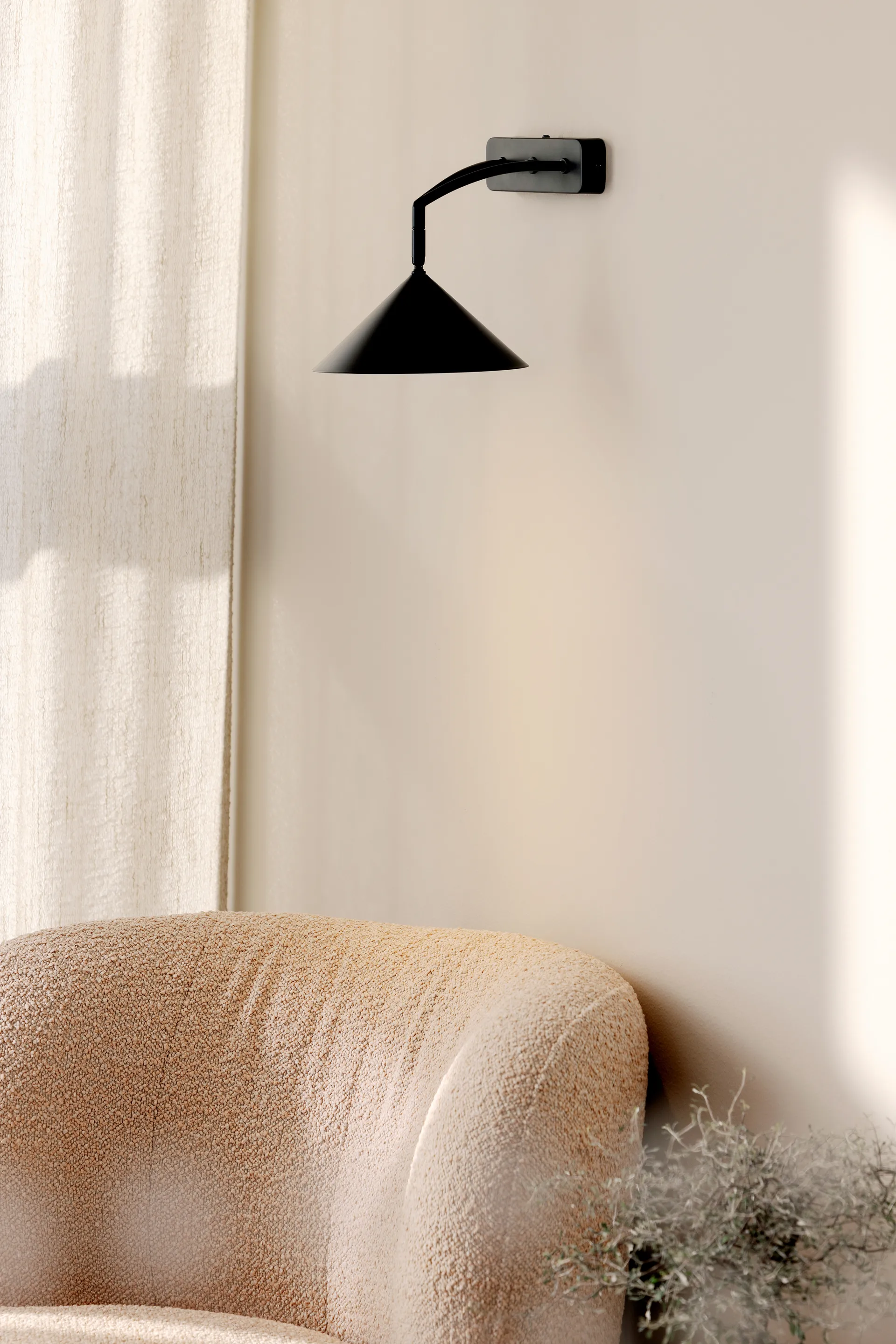 Curve vegglampe, Svart Globen Lighting