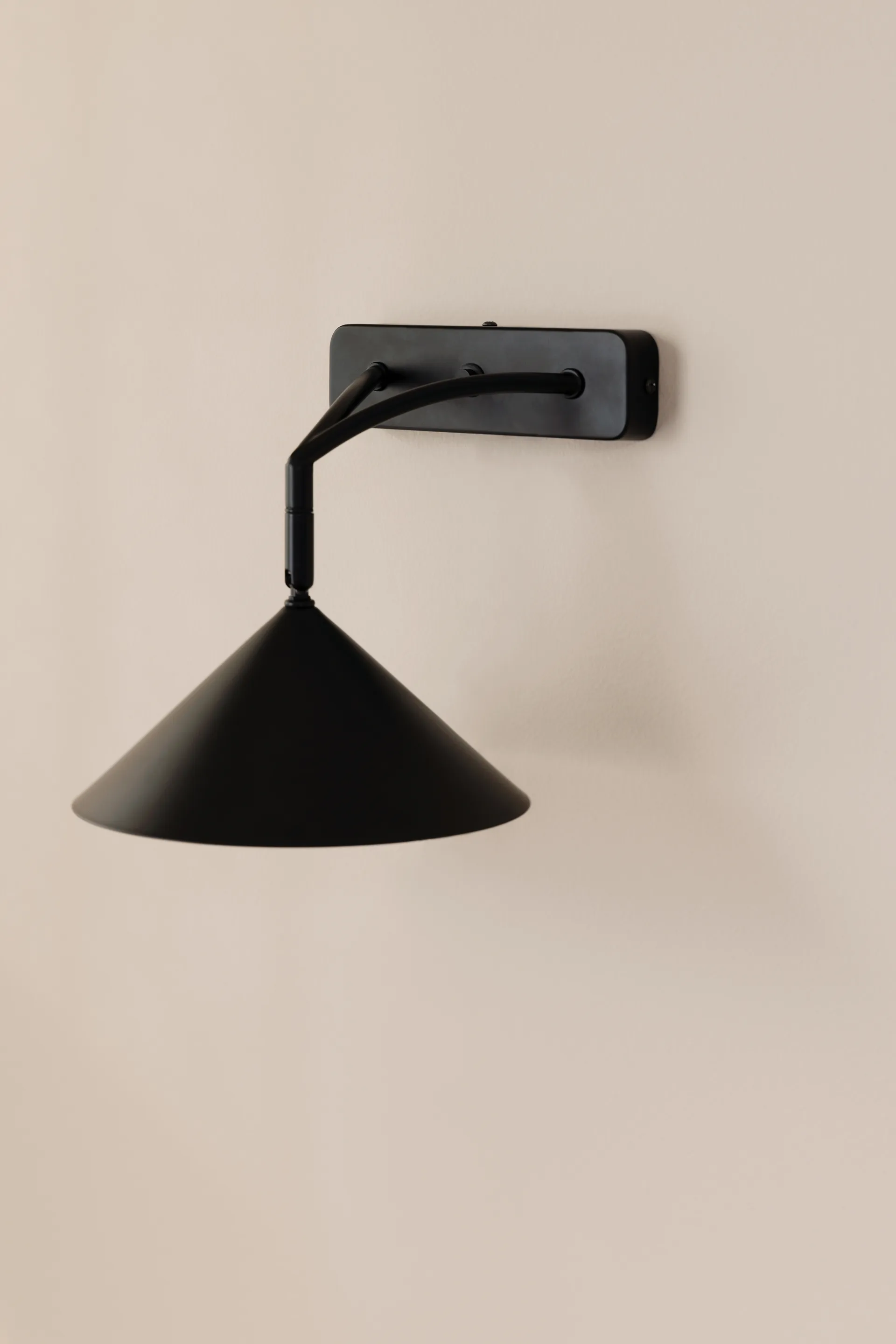 Curve vegglampe, Svart Globen Lighting