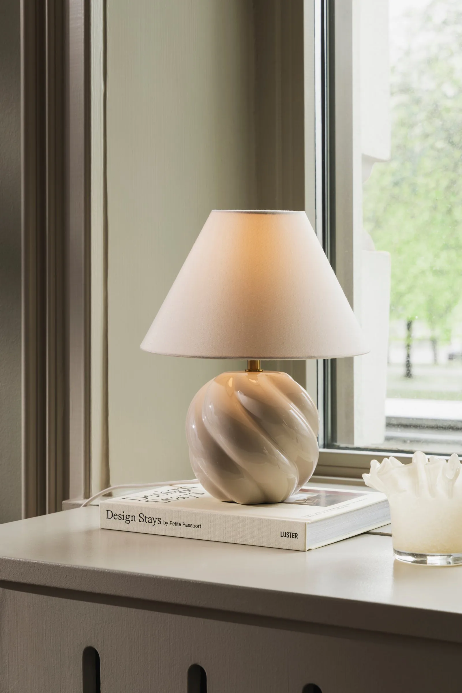 Dahlia bordlampe, Beige Globen Lighting