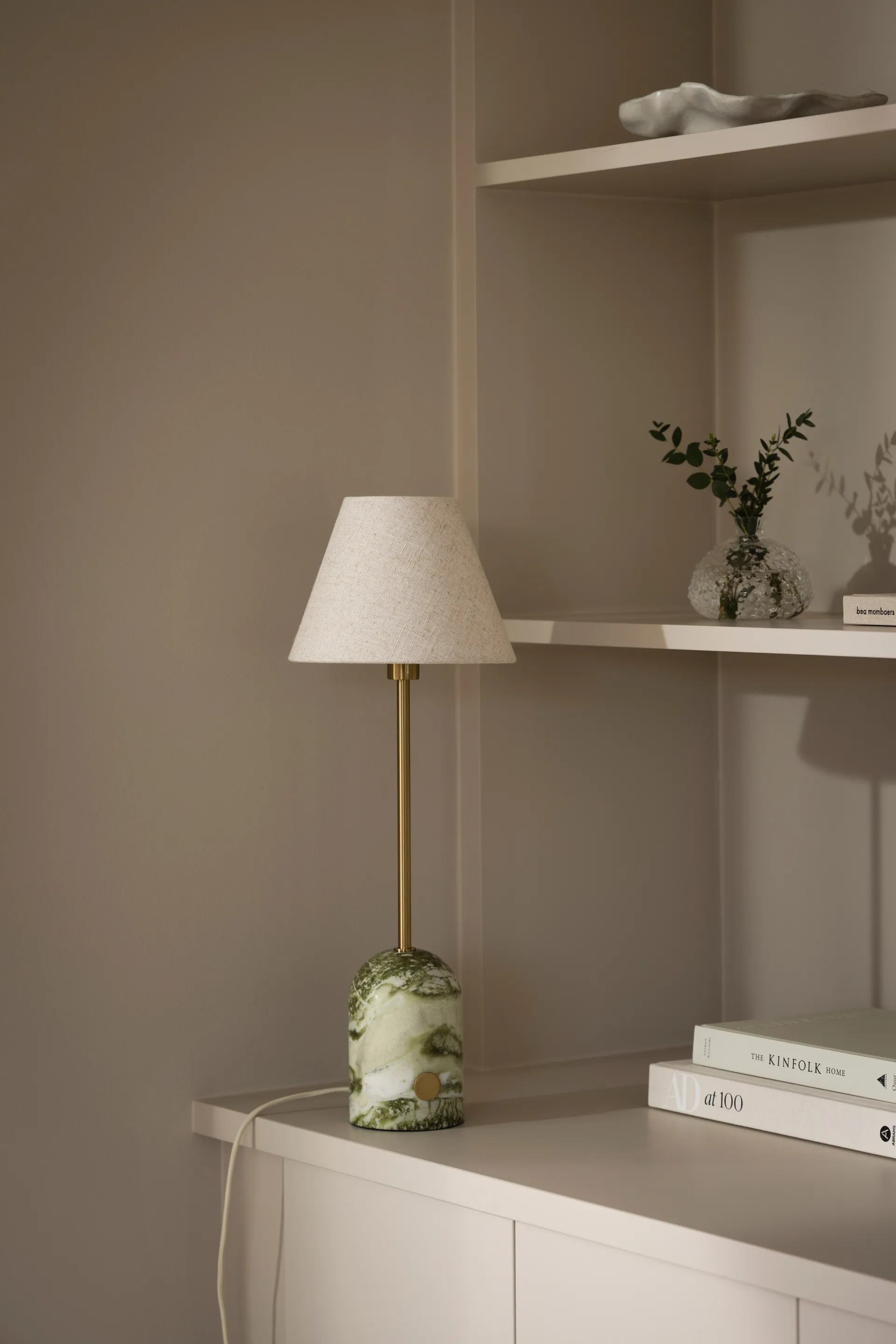 Gino 20 bordlampe, Lys grønn marmor Globen Lighting