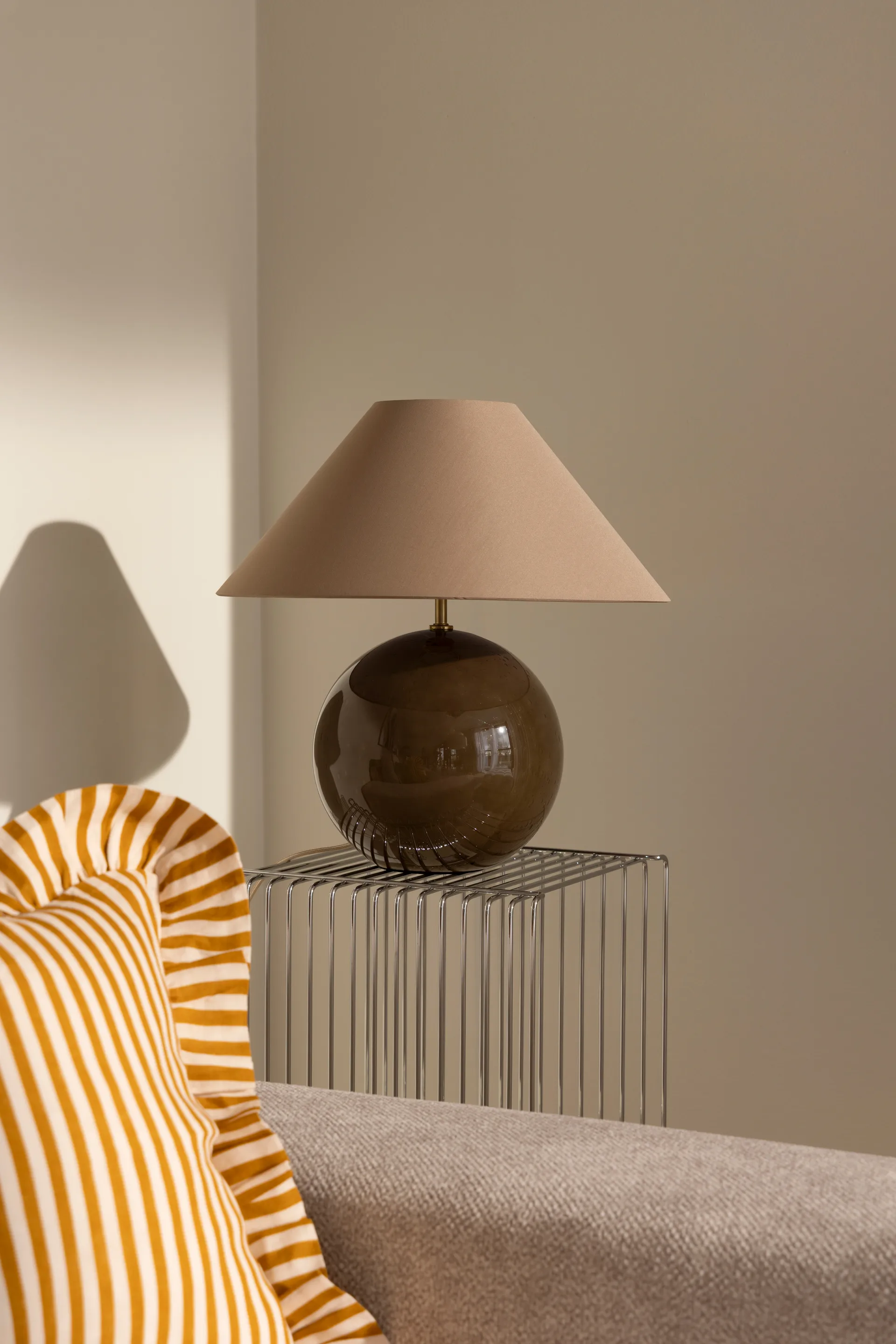 Iris 45 bordlampe, Mocha Globen Lighting