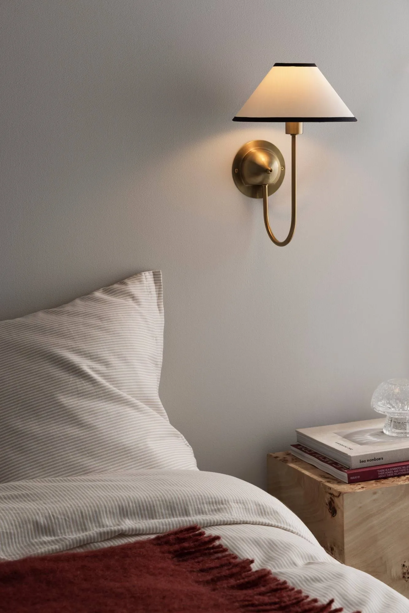 Iris vegglampe, Creme-noir Globen Lighting