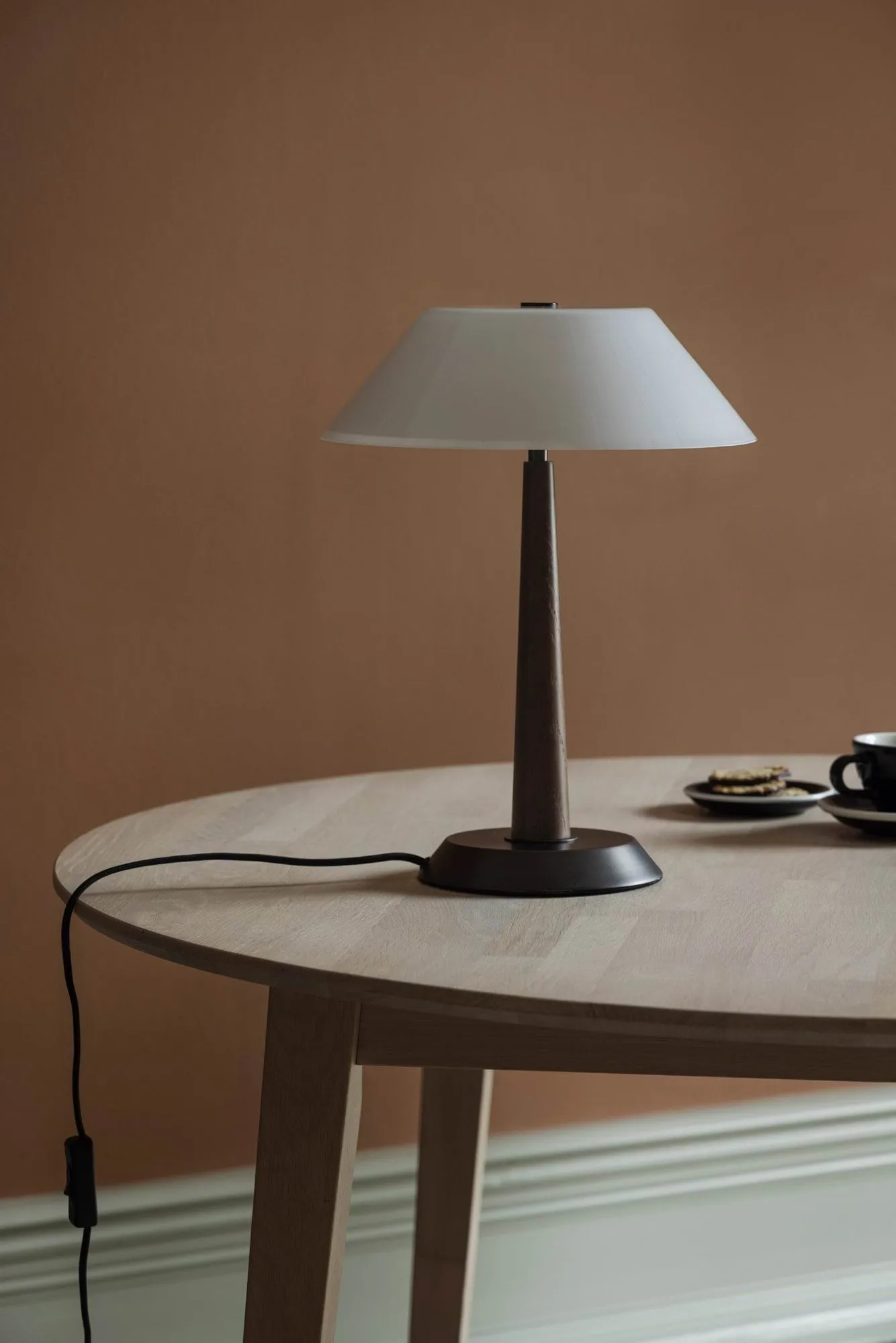 Ligna bordlampe, Brunbeiset, Ø29x39,2 cm Globen Lighting