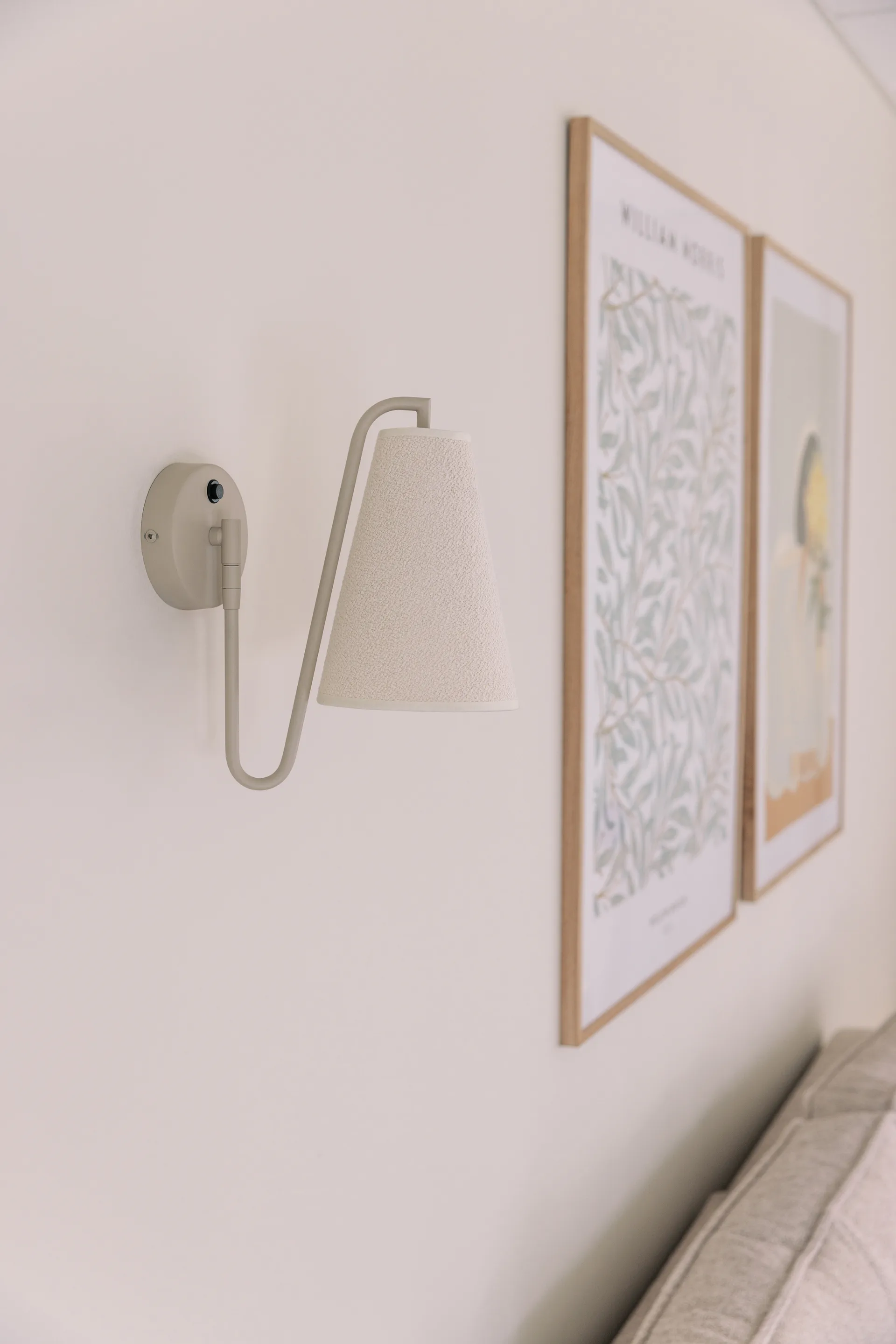 Lou vegglampe, Bouclé hvit-beige Globen Lighting