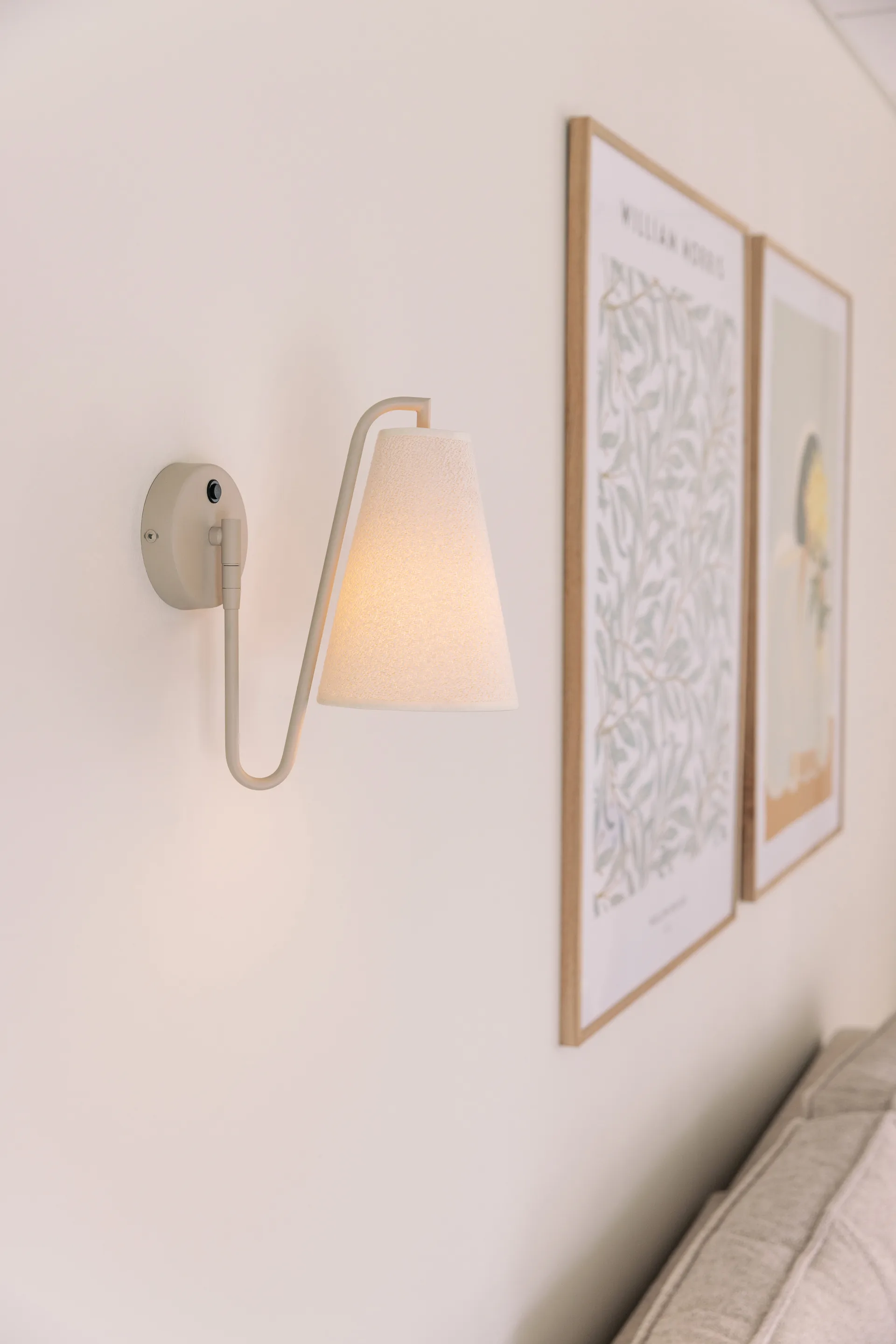Lou vegglampe, Bouclé hvit-beige Globen Lighting