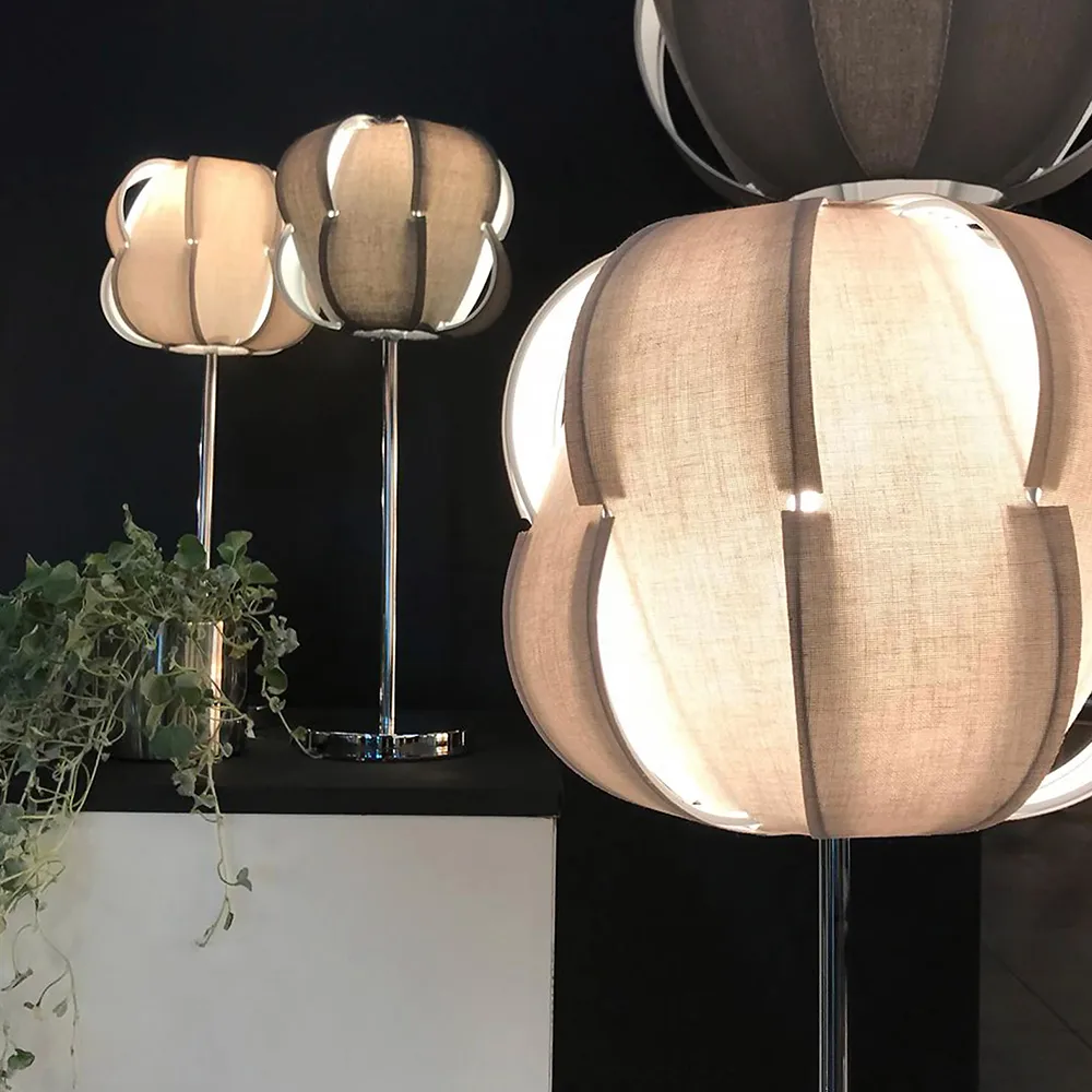 Pavot 25 bordlampe, Beige, kromstativ Globen Lighting