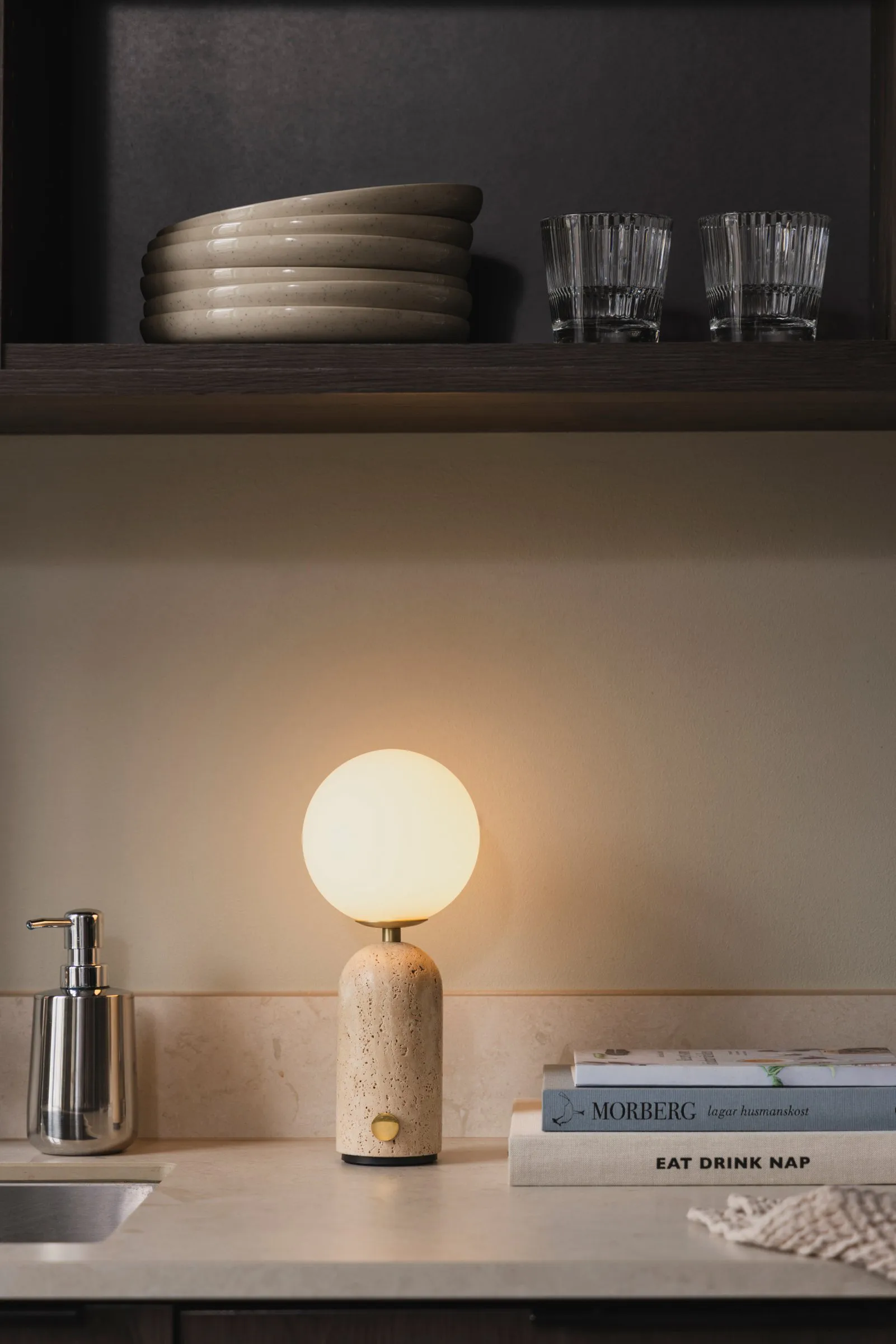 Torrano bordlampe portabel, Beige travertine, 27,5 cm Globen Lighting