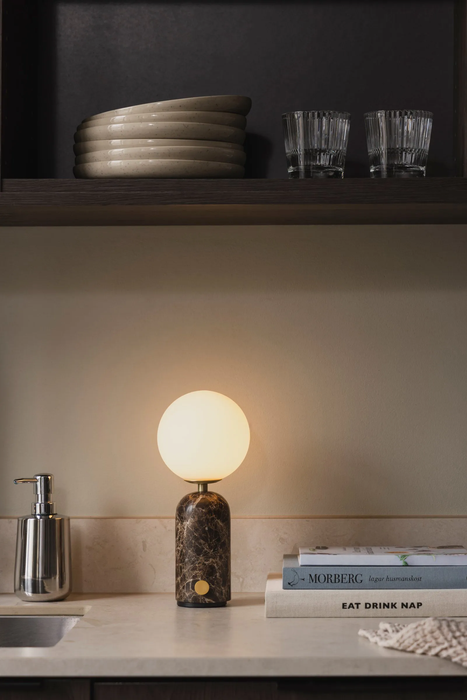 Torrano bordlampe portabel, Brun marmor, 27,5 cm Globen Lighting