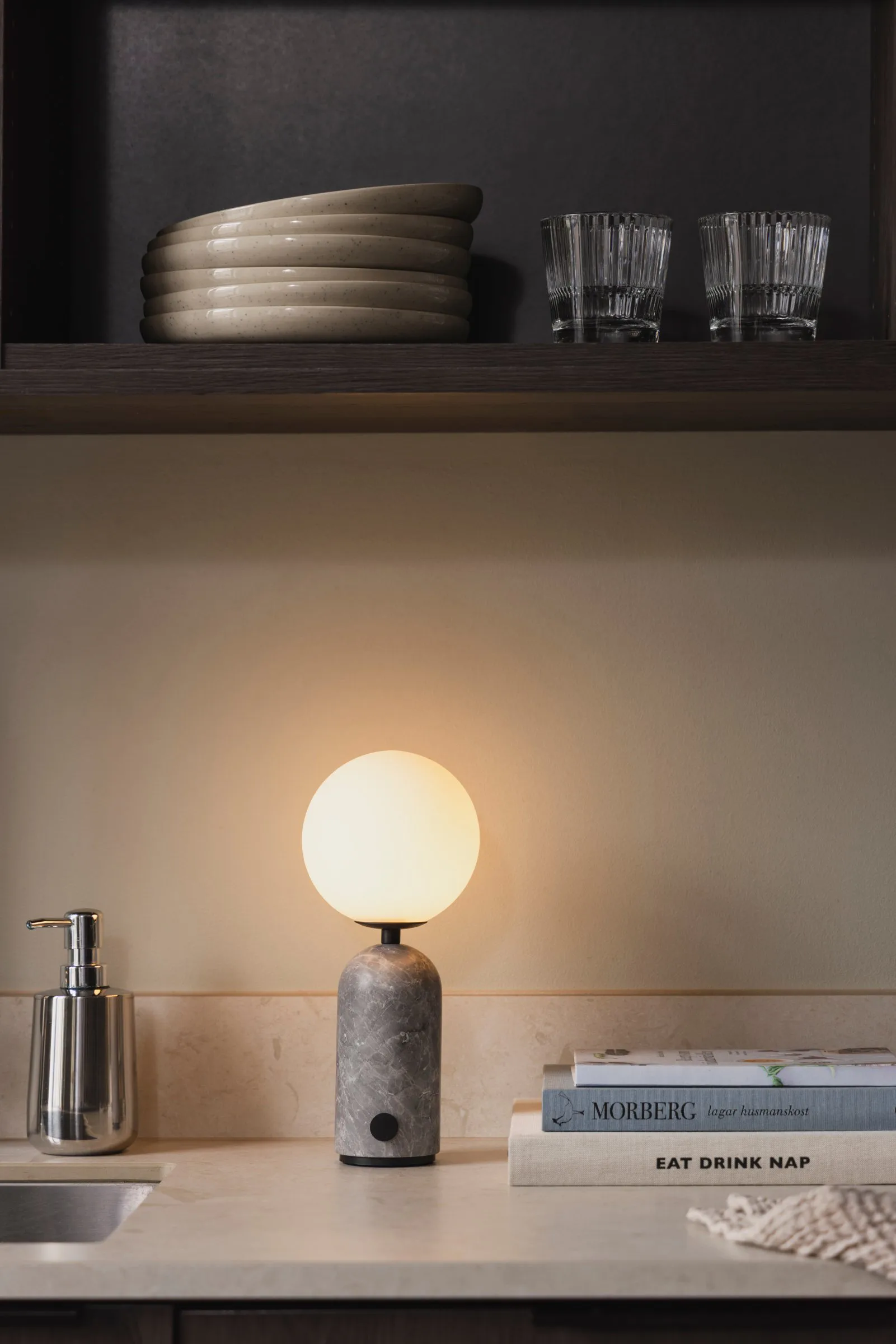 Torrano bordlampe portabel, Grå marmor, 27,5 cm Globen Lighting