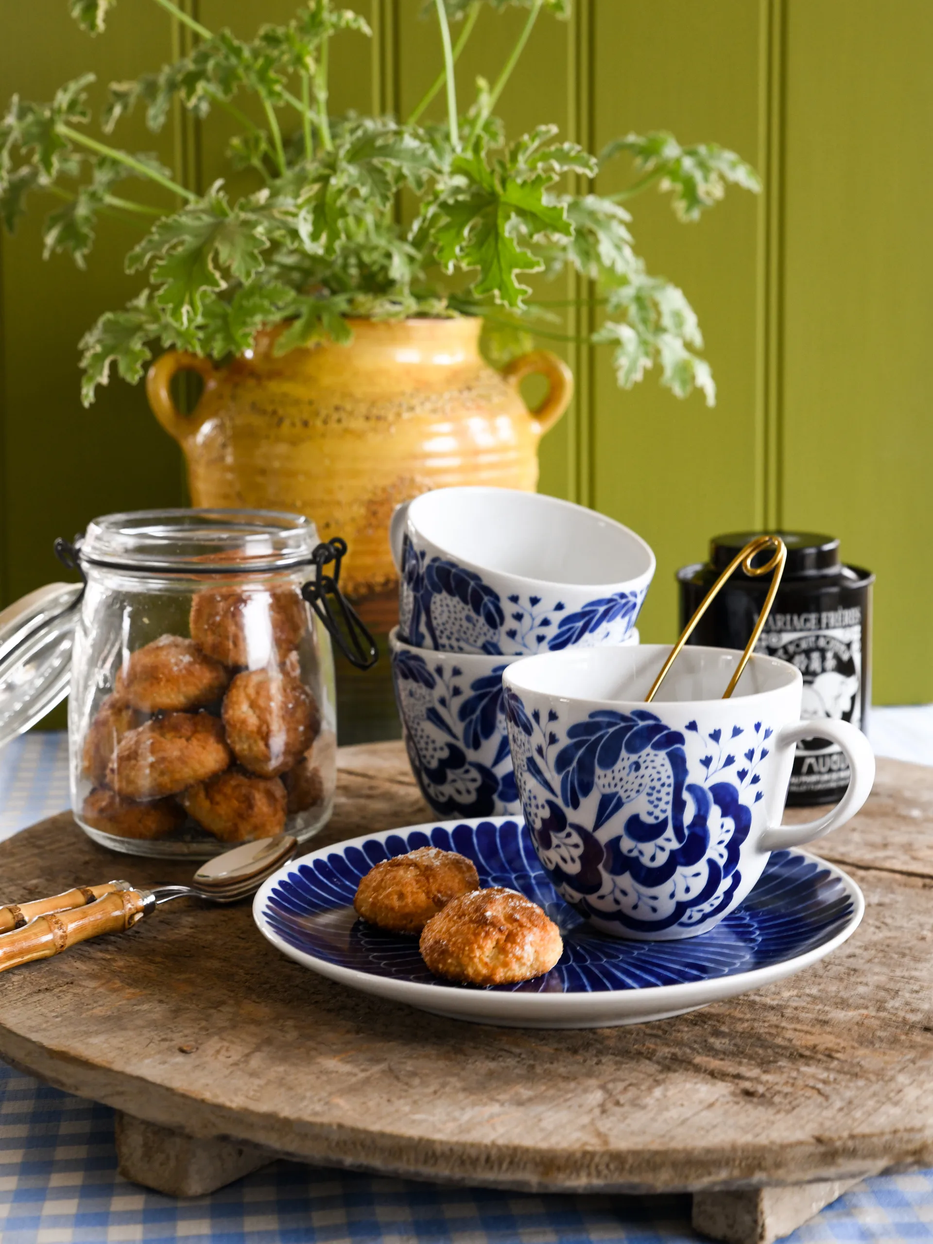 Selma jubileum krus 41 cl, Blå Götefors Porslin